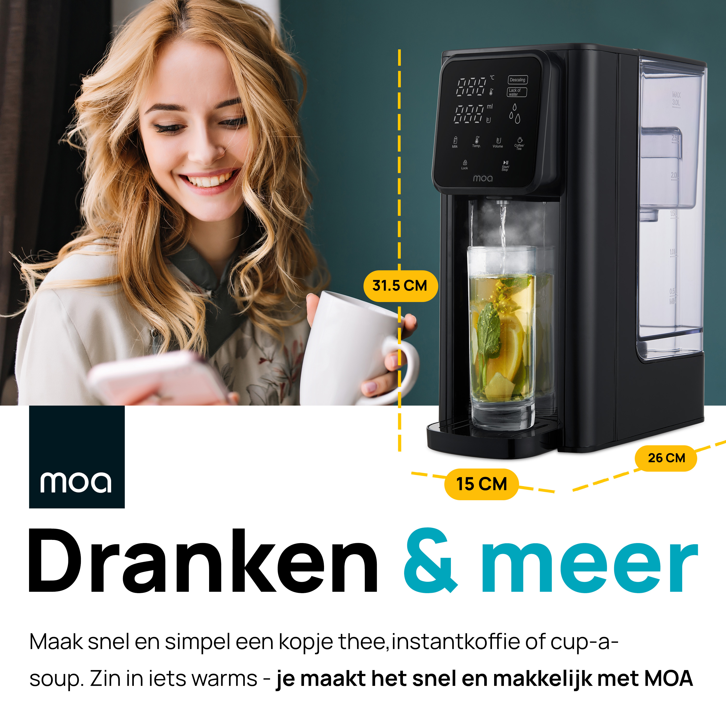 Een vrouw met een mok en een waterkoker met een glas drank.