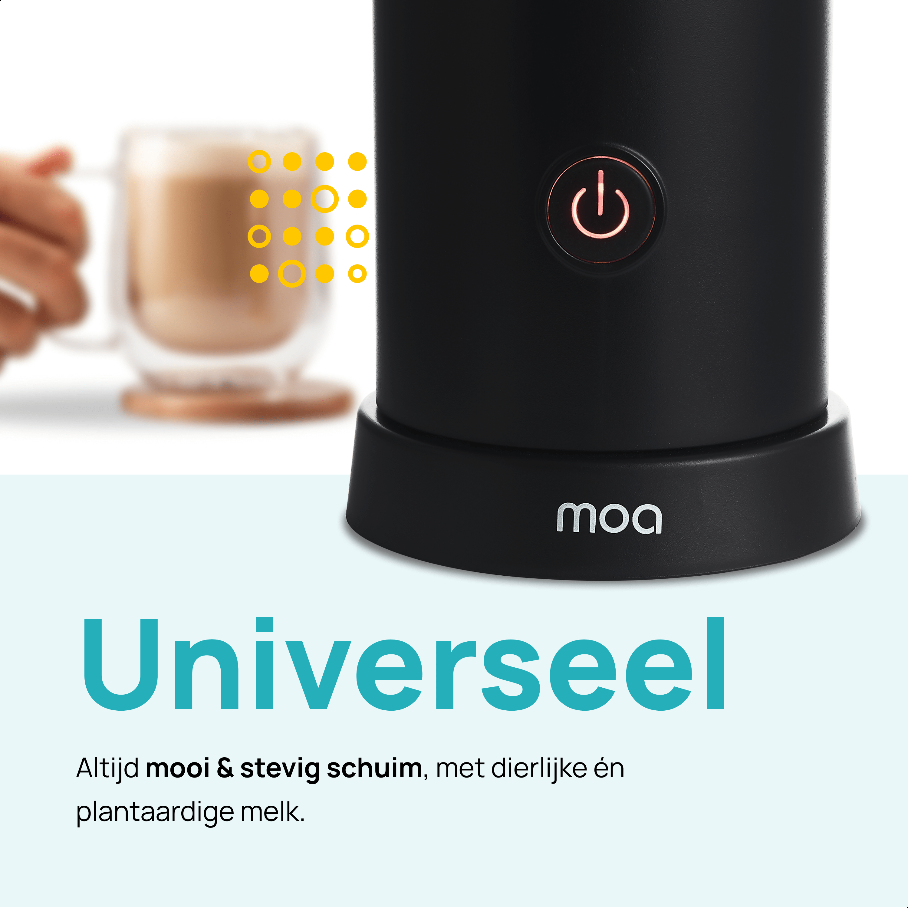Een zwarte melkopschuimer met een verlichte aan/uit-knop. Een glas koffie op de achtergrond.