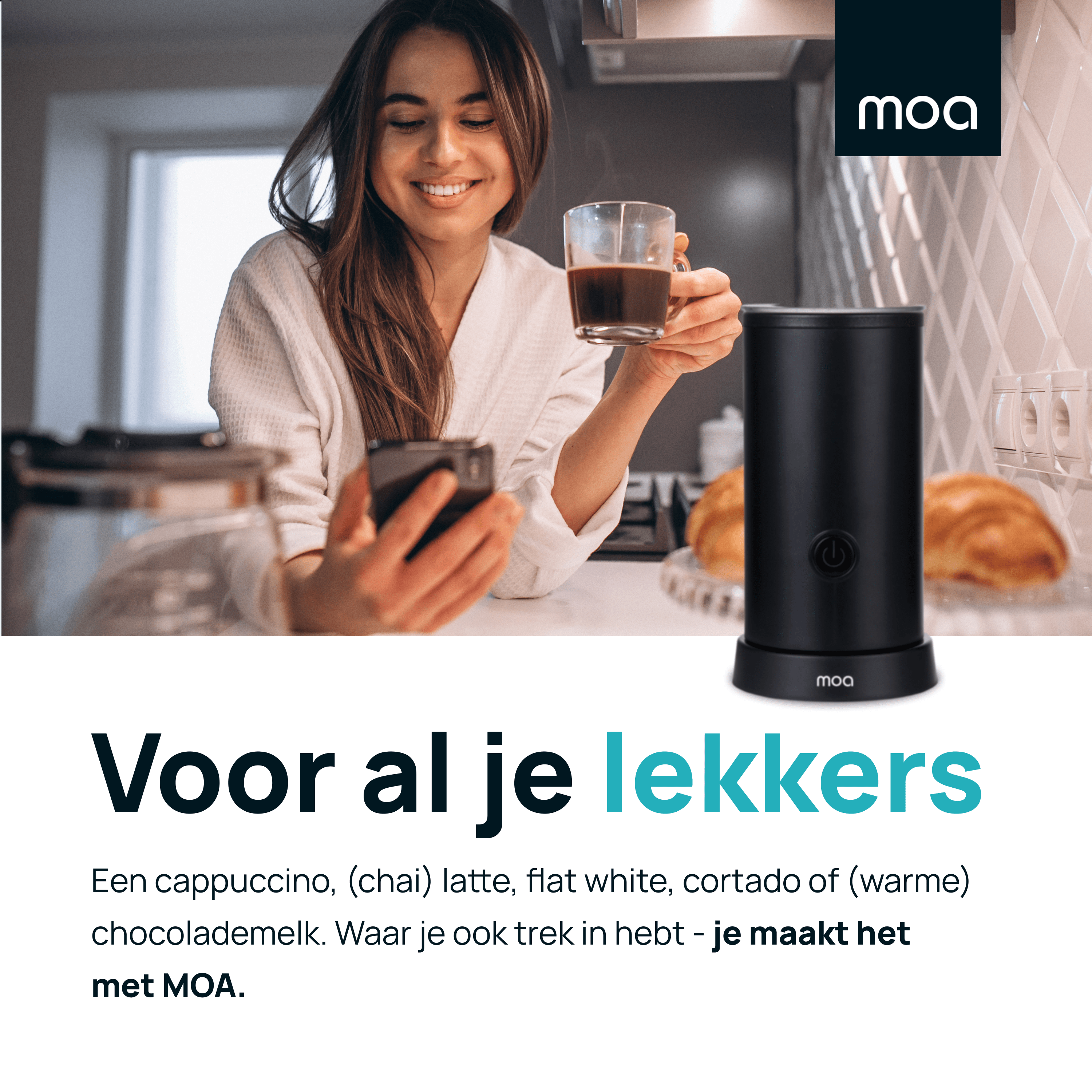 Een vrouw met een telefoon, in de buurt van een zwart koffiezetapparaat en croissants. MOA-logo aanwezig.