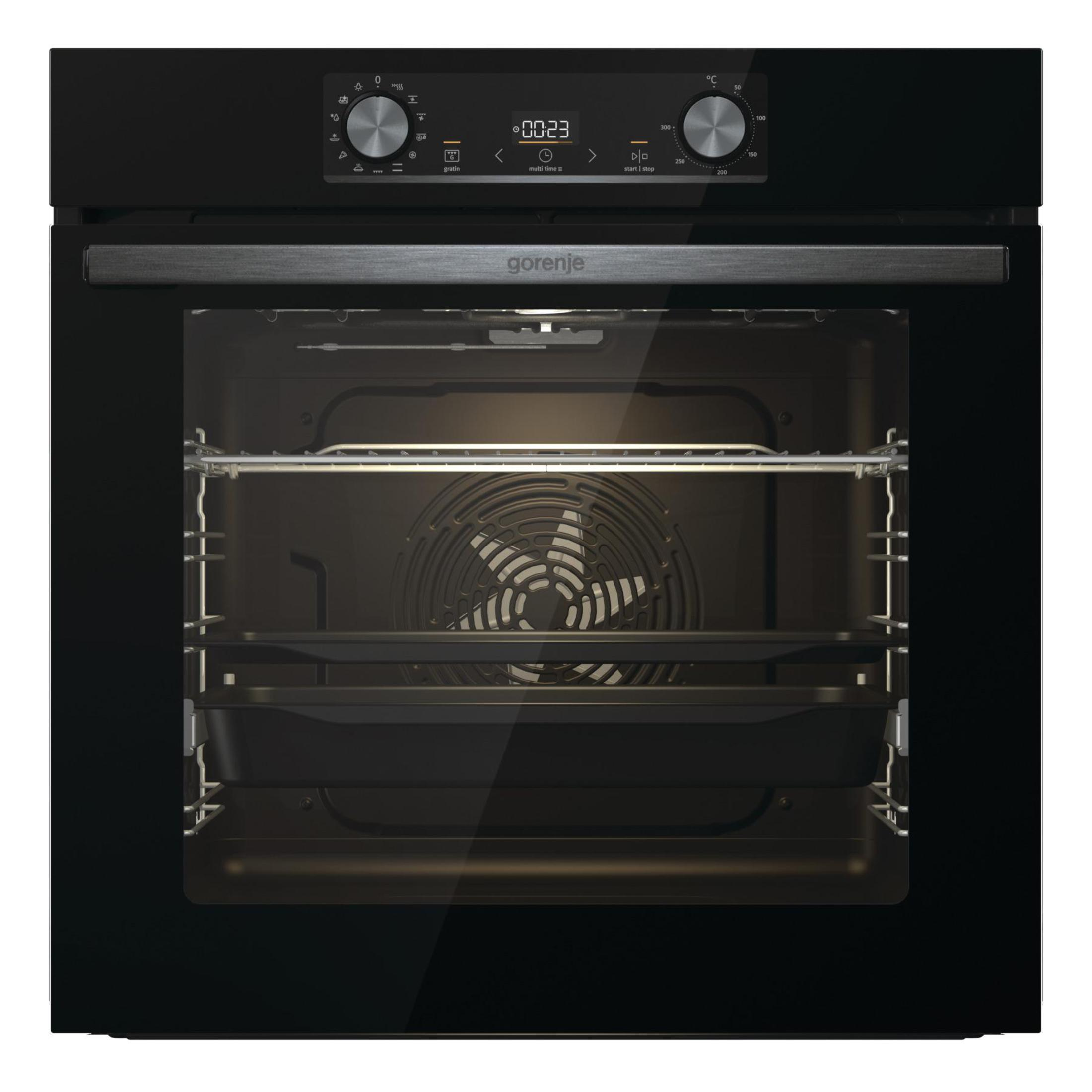 Ein Backofen mit schwarzer Fassade und Gorenje-Logo. Die Tür ist geöffnet.