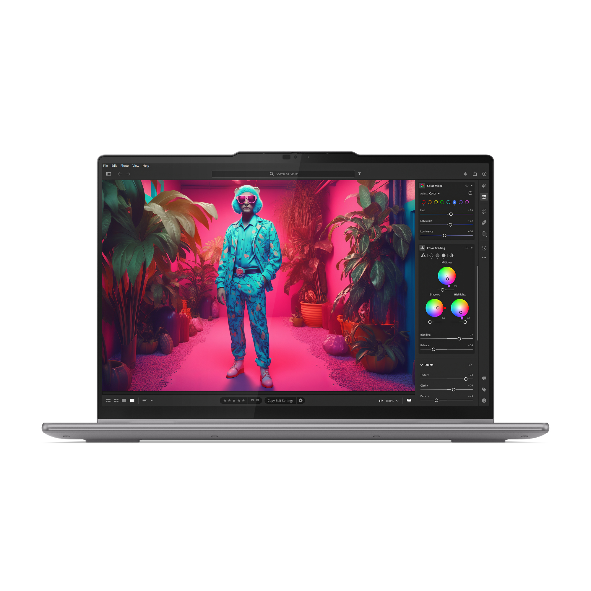 Ordenador portátil mostrando interfaz de edición de fotos con persona con traje colorido.