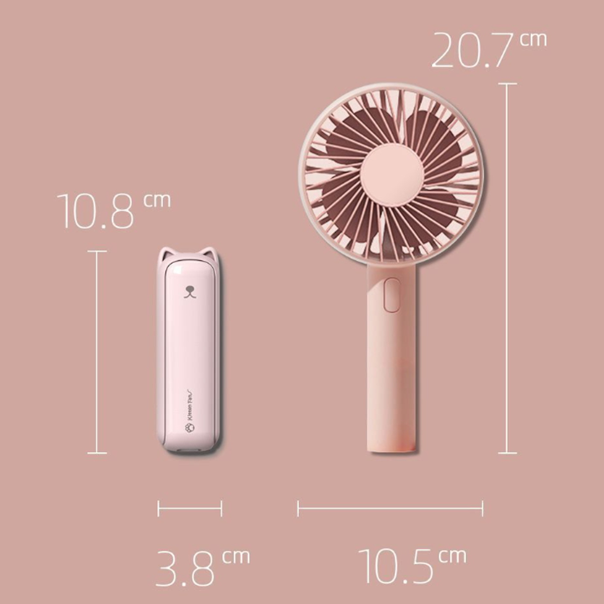 Ein rosa tragbarer Ventilator und ein kleiner rosa bärenförmiger Ventilator. Abmessungen beider Ventilatoren werden gezeigt.