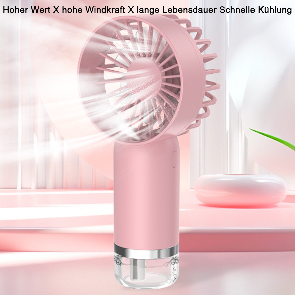 Handventilator in Pink mit durchsichtigem Wasserbehälter und Frau pustet Luft.
