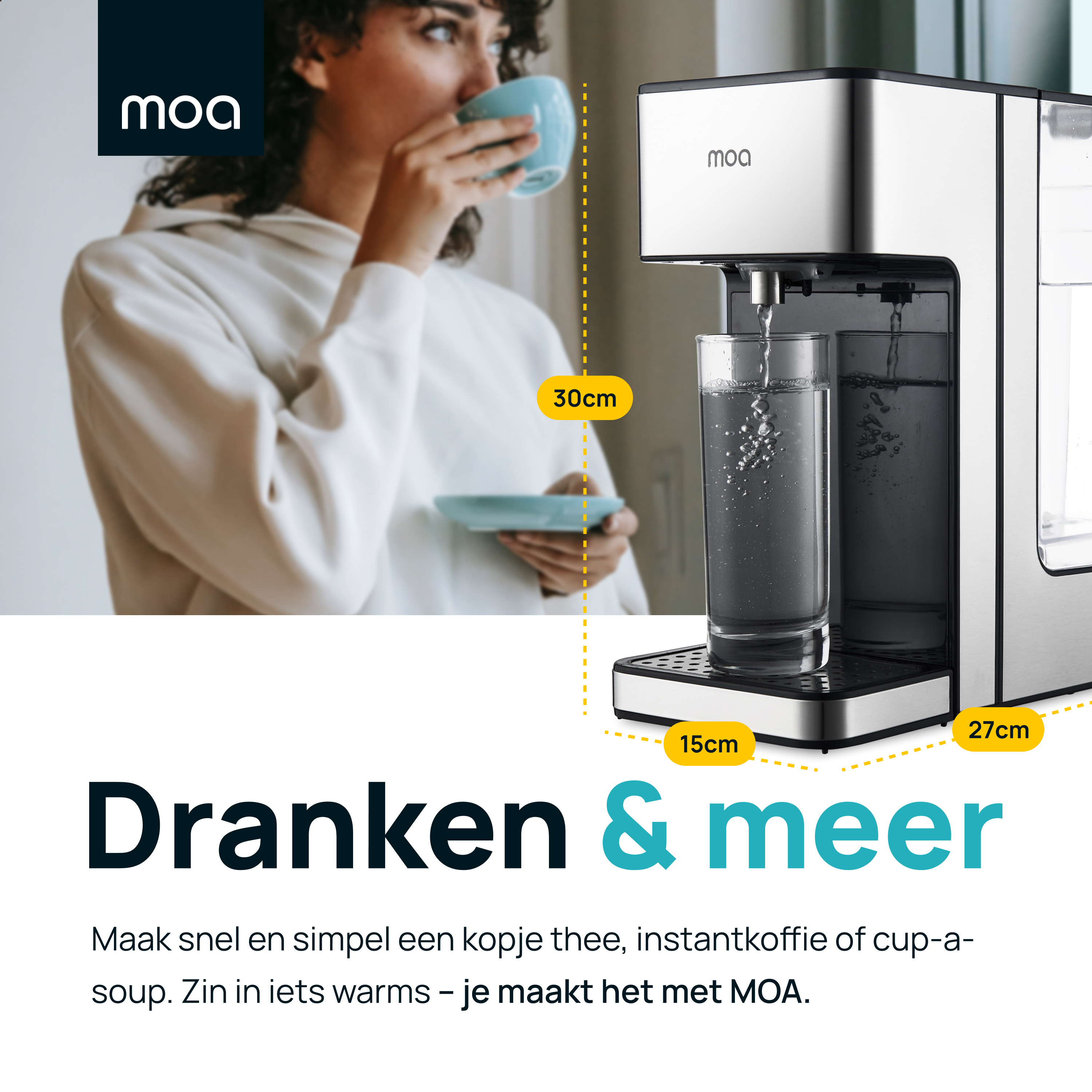 Een vrouw die uit een blauwe beker drinkt, naast een waterdispenser. Het MOA-logo wordt getoond.