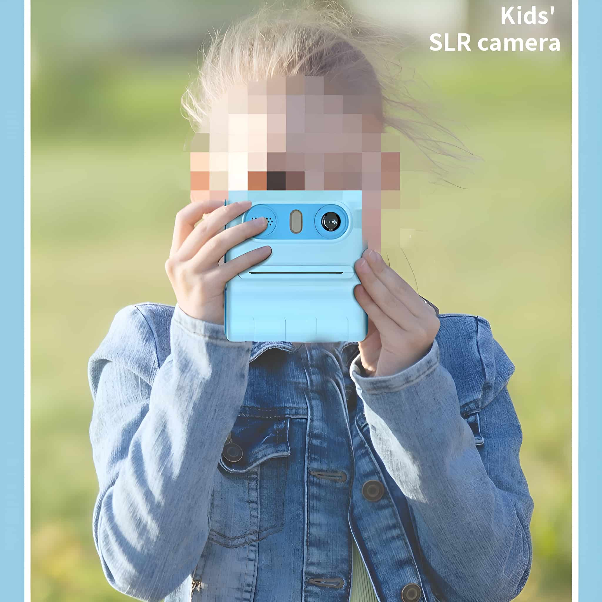 Ein Kind hält draußen eine blaue Spielzeugkamera.