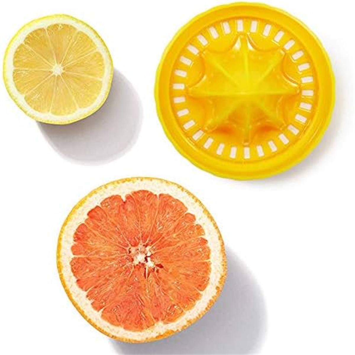 Halbe Zitrone und Grapefruit und ein gelber Zitruspresser. Weißer Hintergrund mit Schatten.