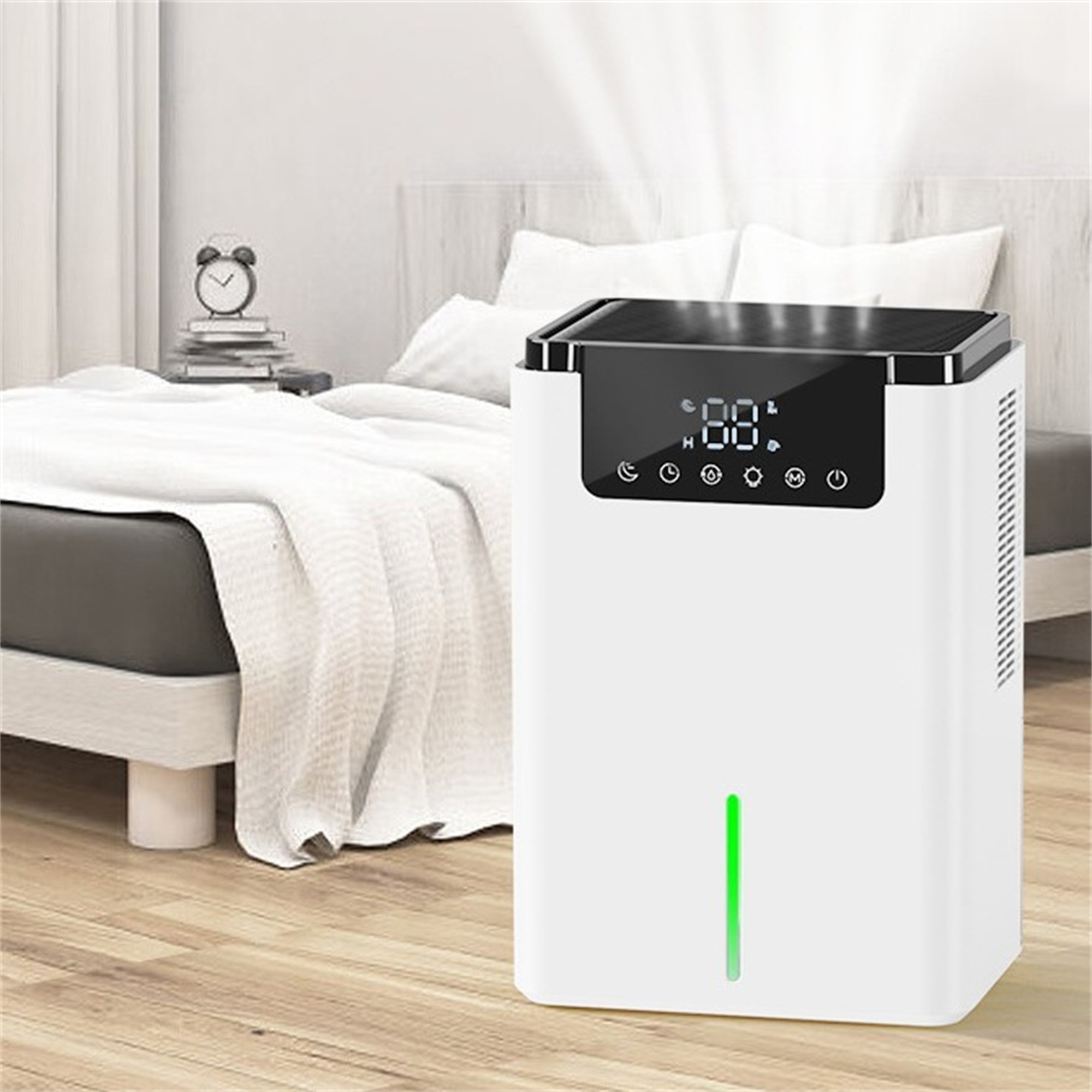 Weißer Luftentfeuchter mit Display. Schlafzimmer im Hintergrund. Bett, Kissen und Uhr sind ebenfalls sichtbar.
