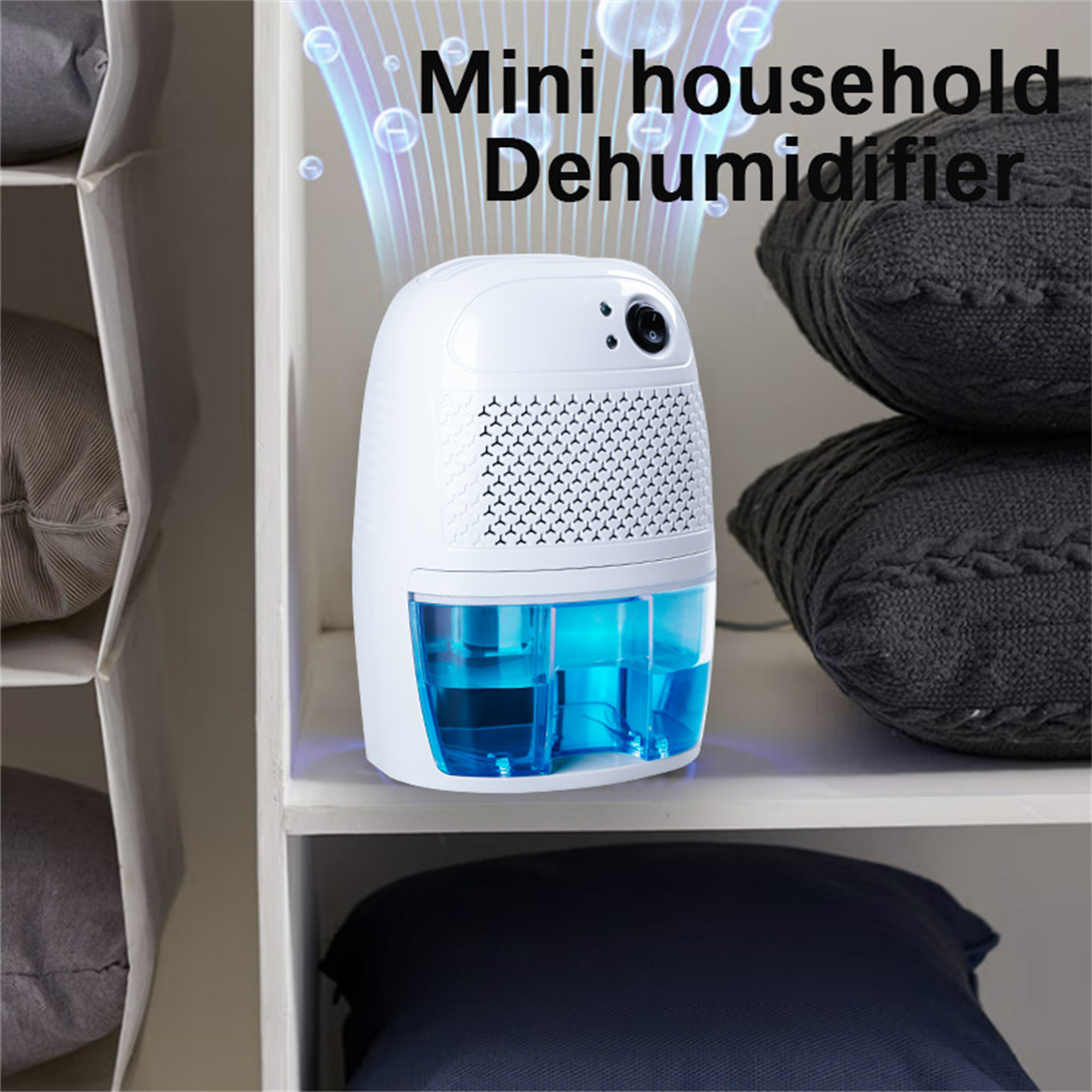 Weißer Mini-Luftentfeuchter. Blauer Wasserbehälter, auf einem Regal platziert.