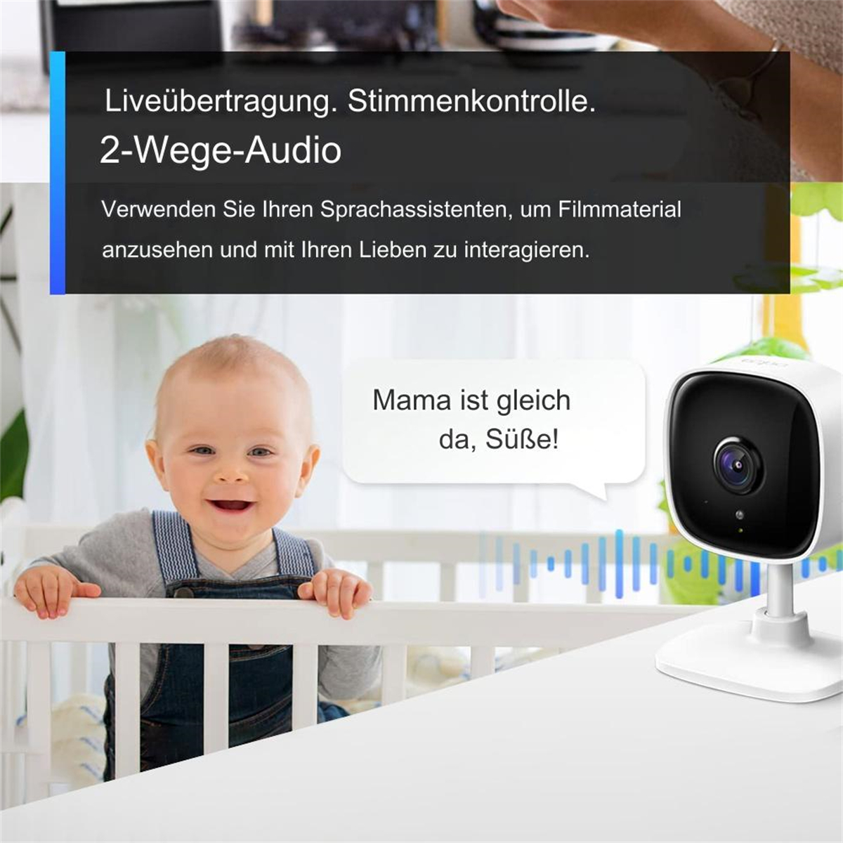 Ein Baby lächelt im Kinderbett mit Kamera. Sprechblase: "Mama ist gleich da, Süße!"