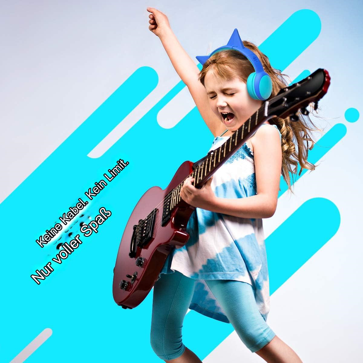 Ein Mädchen spielt eine E-Gitarre mit einem blauen Stirnband, mit dem Text „Keine Kabel. Voller Spaß“.