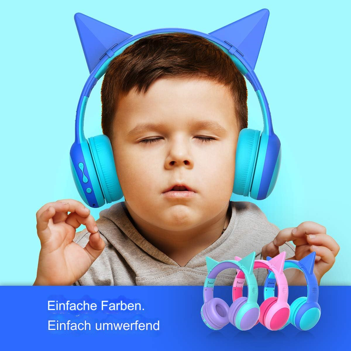 Ein Junge mit blauen Katzenohr-Kopfhörern, darunter drei Paar in verschiedenen Farben.