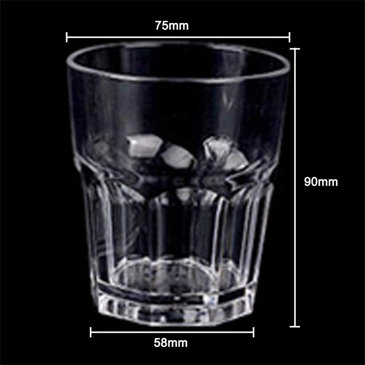 Ein klares Glas mit den angegebenen Abmessungen: 75 mm oben, 90 mm Höhe und 58 mm Basis.