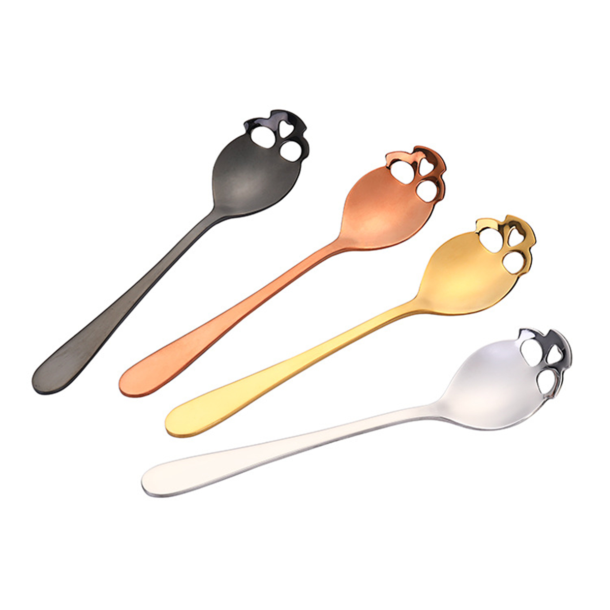 Set aus vier Löffeln in Gold-, Silber-, Schwarz- und Kupferfarben. Weißer Hintergrund.