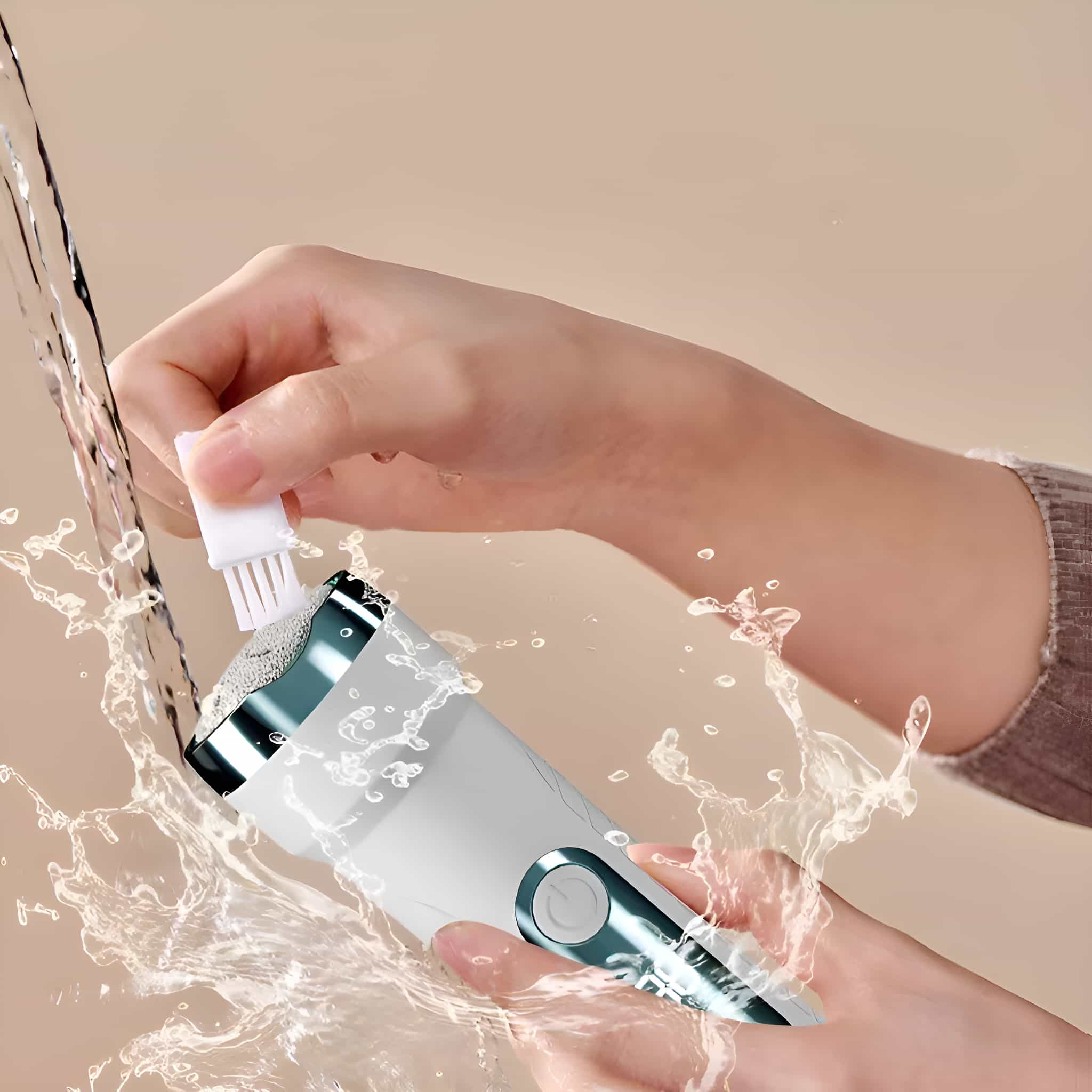 Hände reinigen weißen und türkisfarbenen Elektrorasierer unter fließendem Wasser.