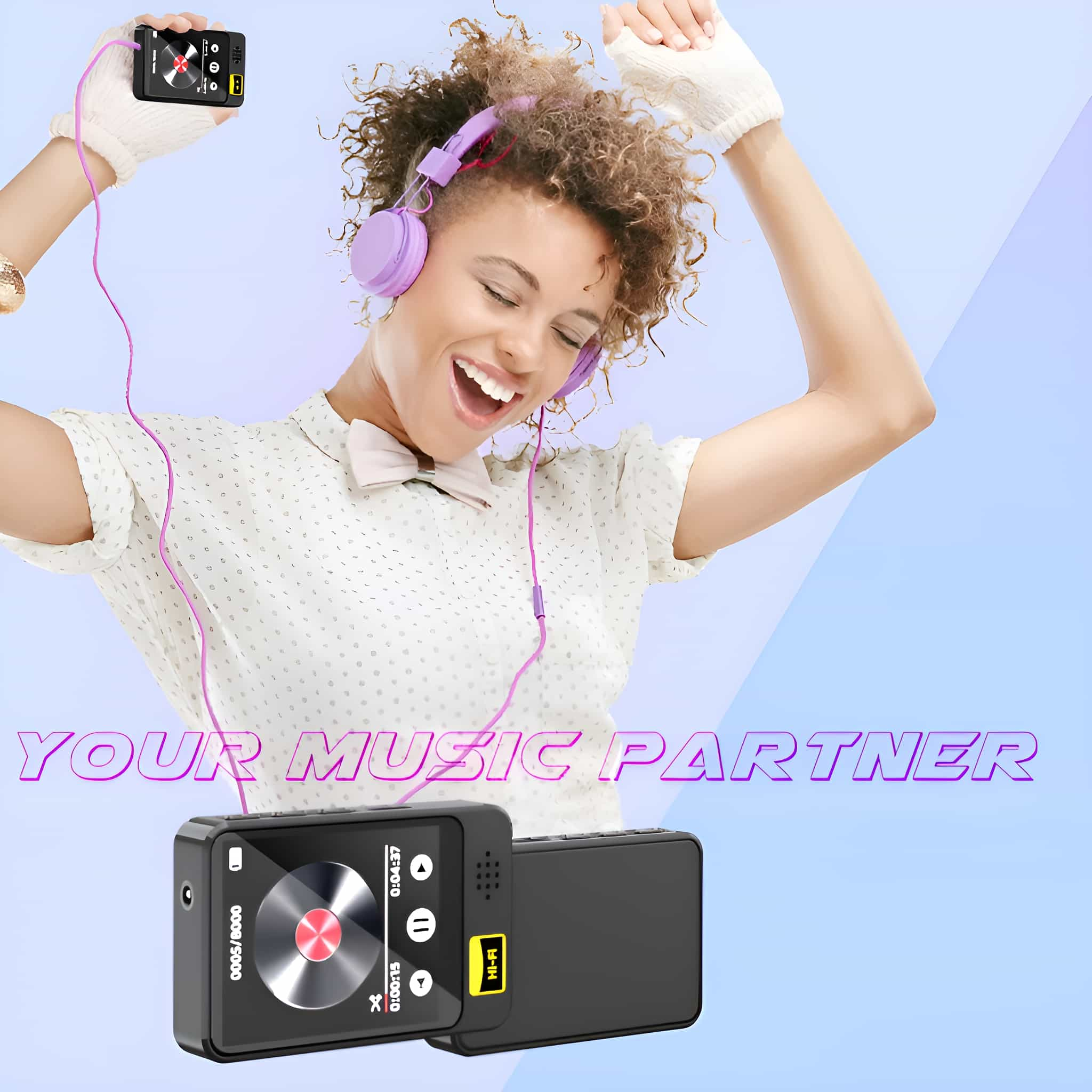 Eine Frau mit Kopfhörern und einem Musikplayer, die lächelt und tanzt.