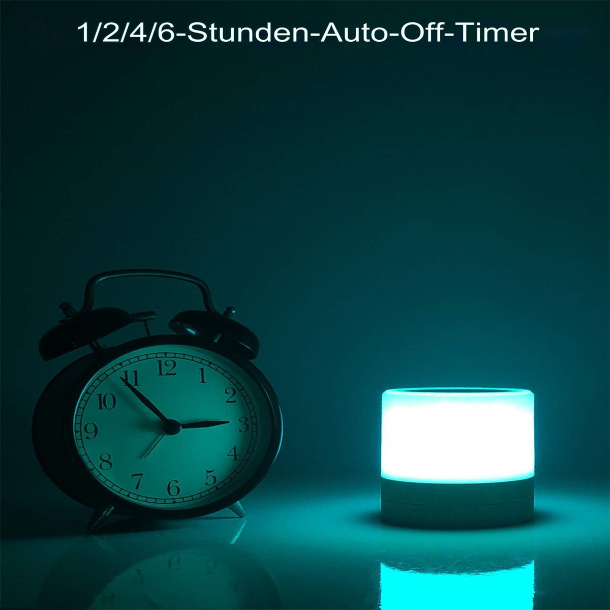 Ein schwarzer Wecker und eine leuchtende weiße Nachttischlampe, mit türkisfarbenem Hintergrund.