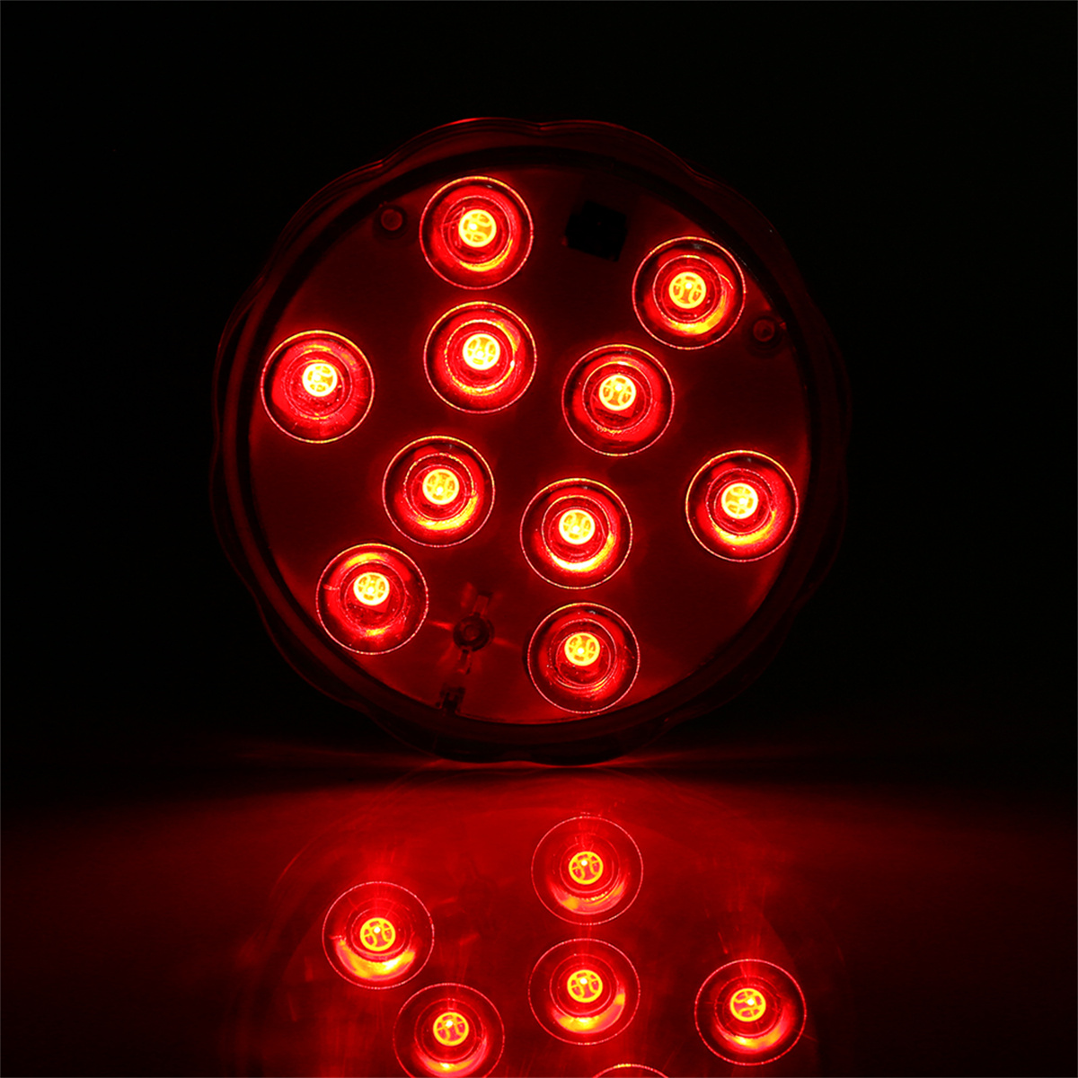 Rundes Licht mit 12 hellroten LEDs. Das Licht wird auf einer schwarzen Oberfläche reflektiert.