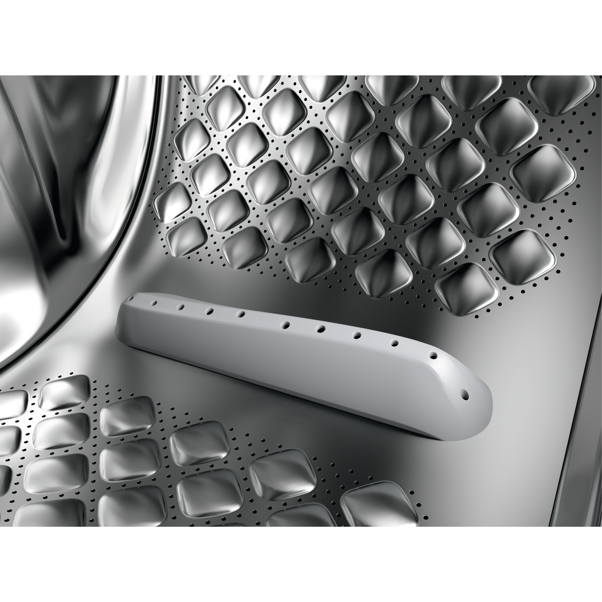 Wnętrze bębna pralki z białym uchwytem.