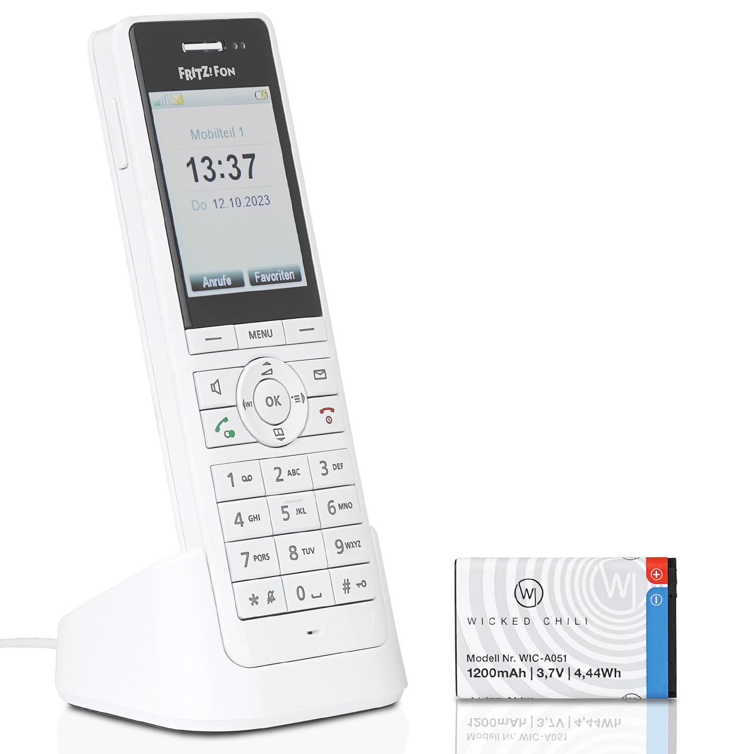 Ein weißes schnurloses Telefon mit Ladestation. Eine Batterie liegt daneben.