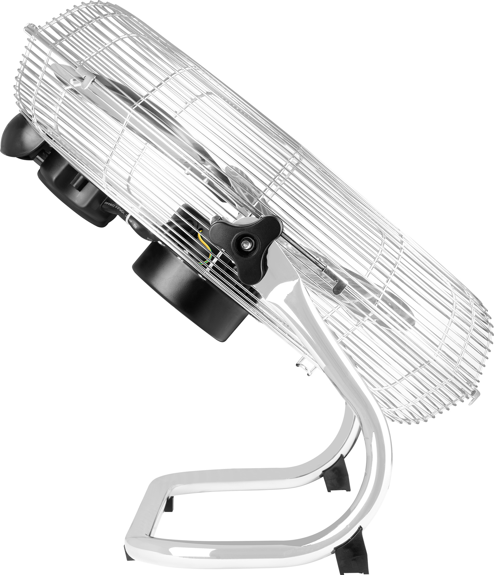 Silberner oszillierender Ventilator mit Schutzgitter auf weißem Hintergrund.