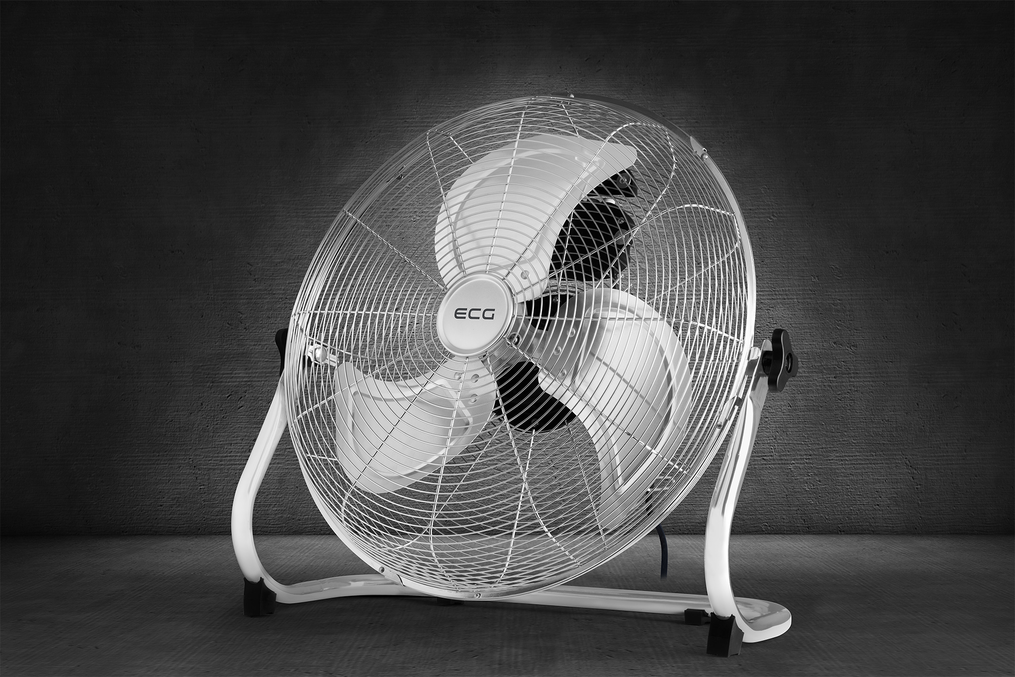 Weißer elektrischer Ventilator mit Metallflügeln und weißem Rahmen. Dunkelgrauer Hintergrund.
