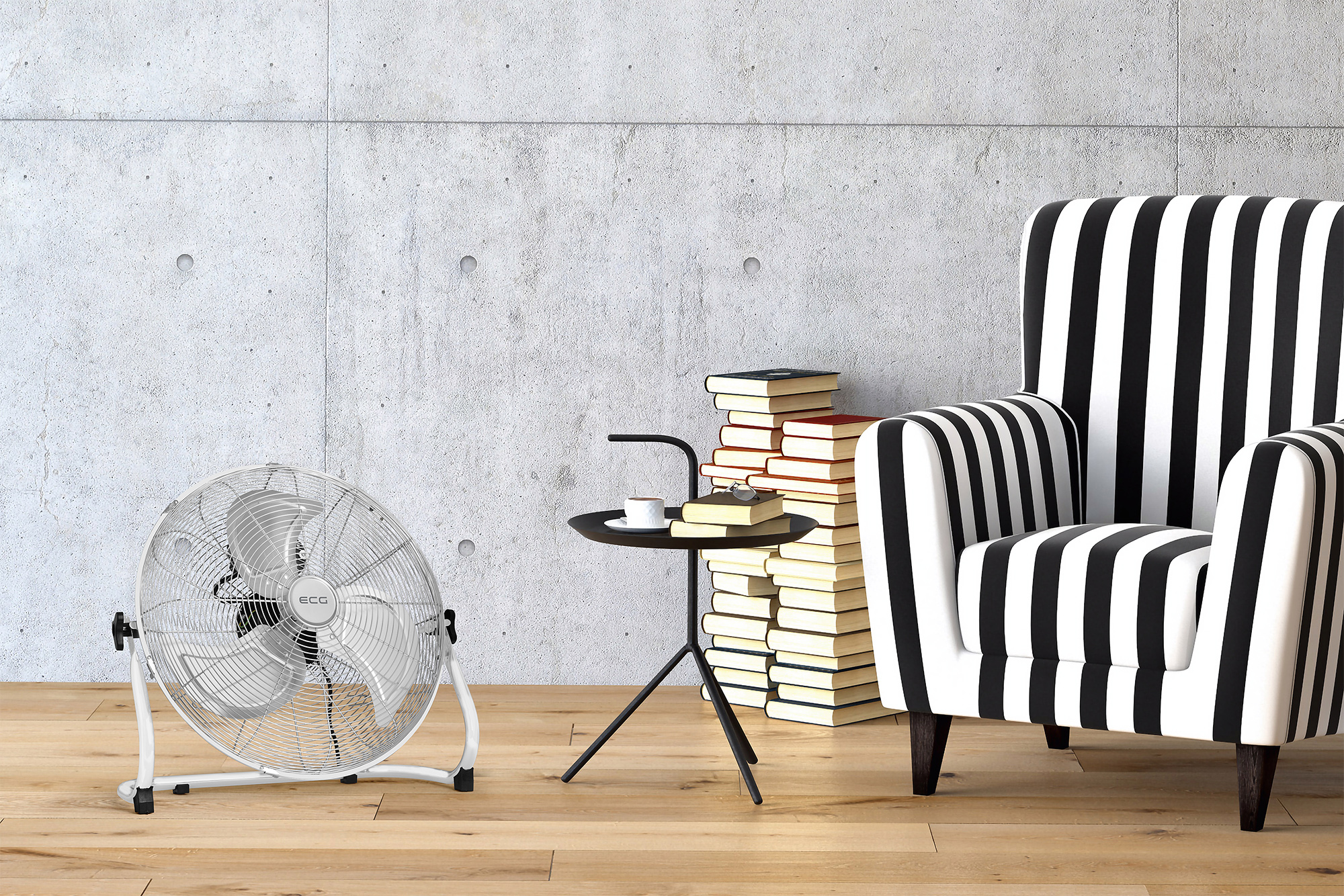 Ein weißer Ventilator steht vor einer Betonwand, einem schwarz-weiß gestreiften Sessel und Büchern.