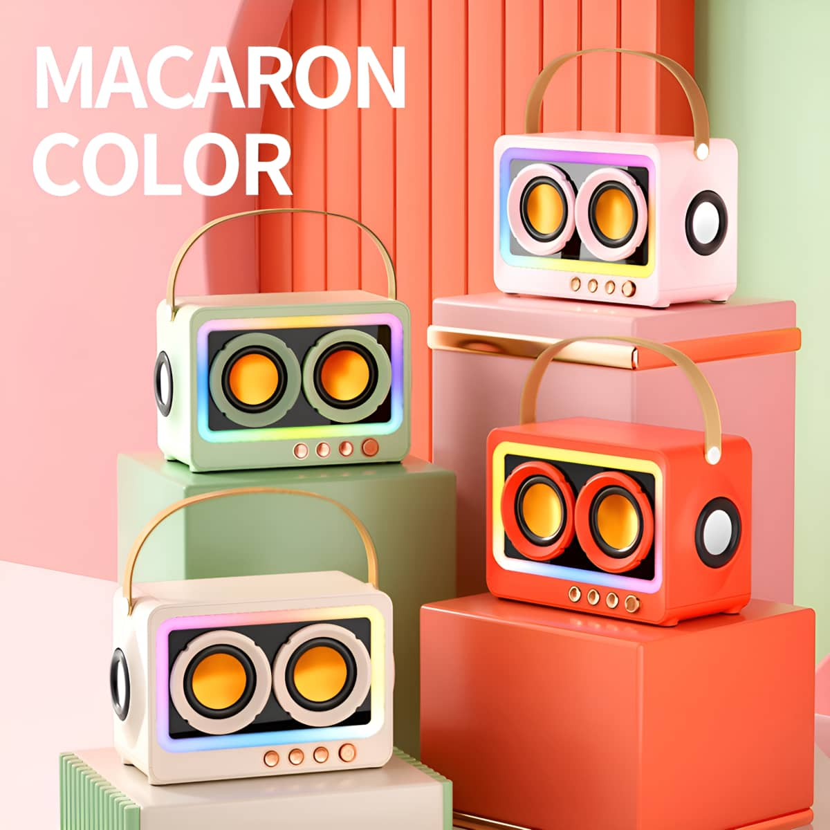 Vier bunte Lautsprecher im Retro-Stil. Text: Macaron-Farbe. Lautsprecher auf rotem und orangenem Hintergrund.