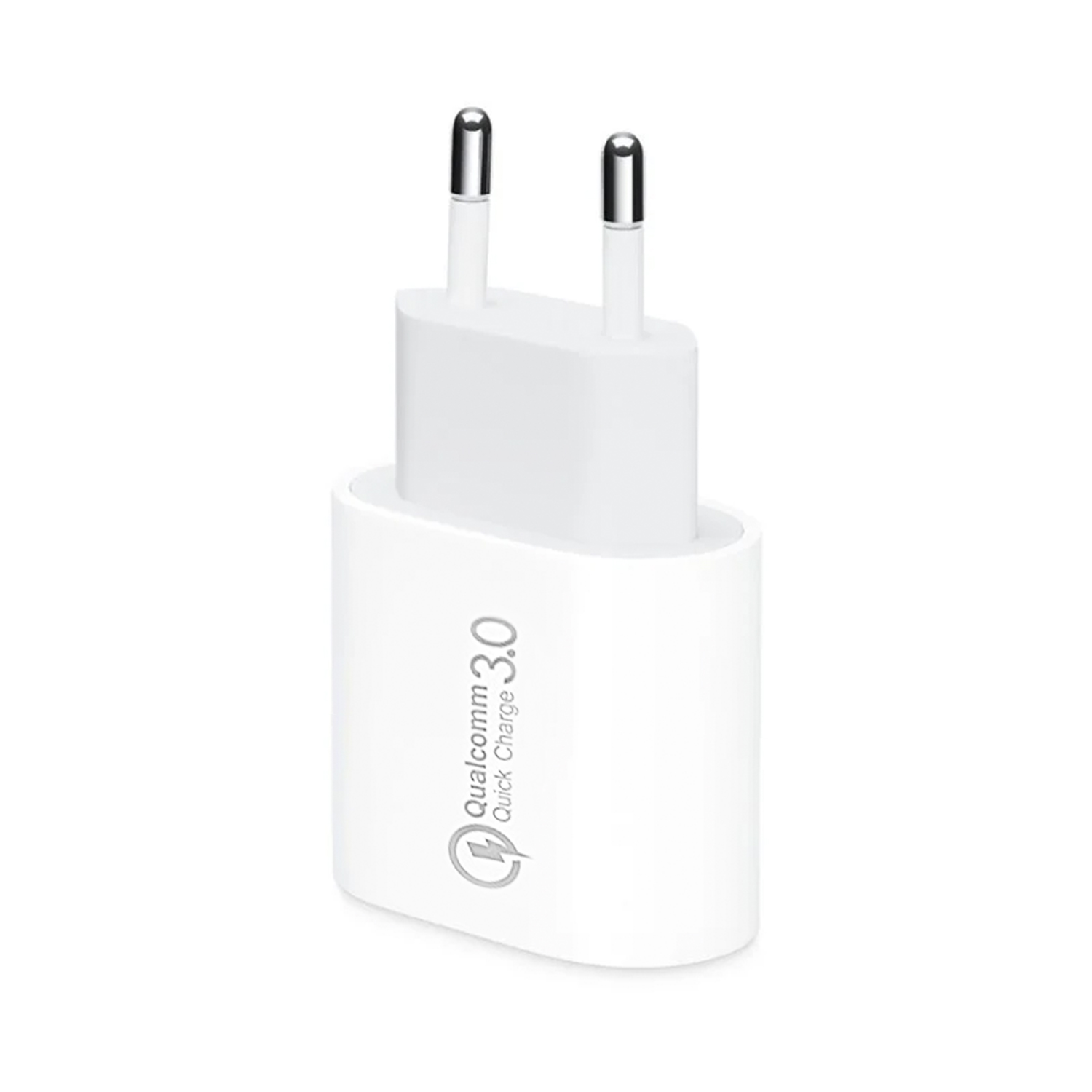 Caricatore bianco Qualcomm Quick Charge 3.0. Due spine, corpo bianco, sfondo bianco.