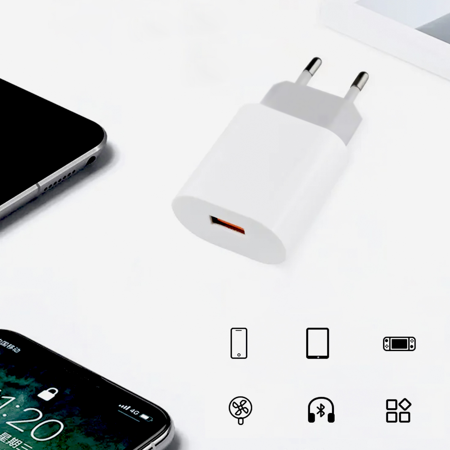 Caricabatterie bianco con spina grigia e porta USB arancione. Sotto un telefono e icone.