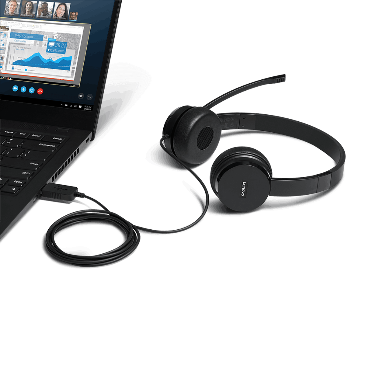 Ein Laptop zeigt einen Videoanruf. Ein Headset befindet sich neben dem Laptop.