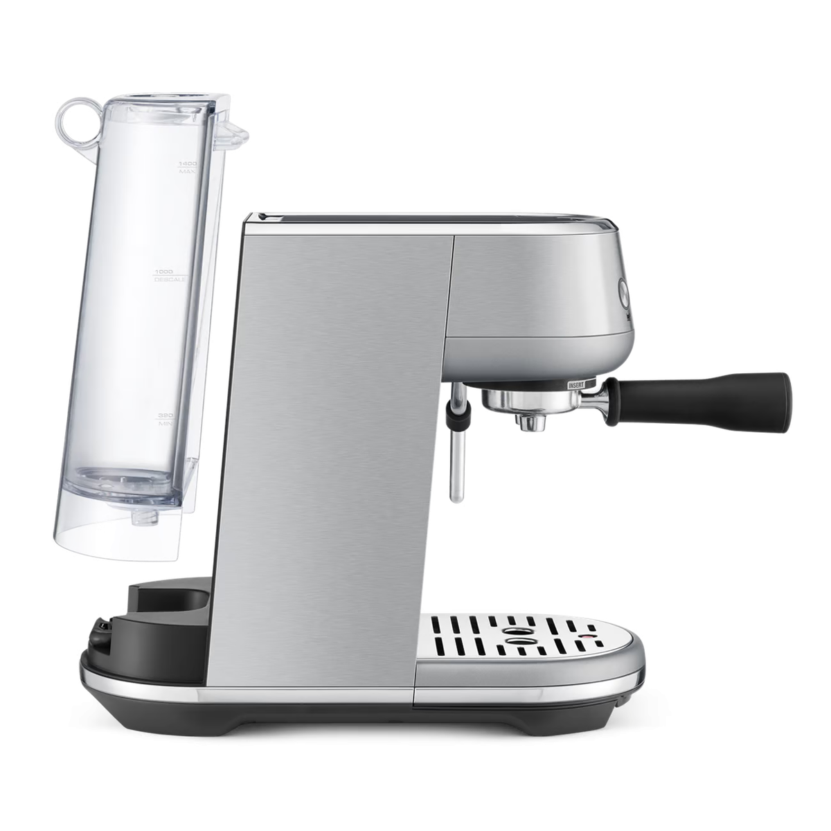 Een zilverkleurige espressomachine met een watertank en een zwarte hendel, op een zwarte achtergrond.