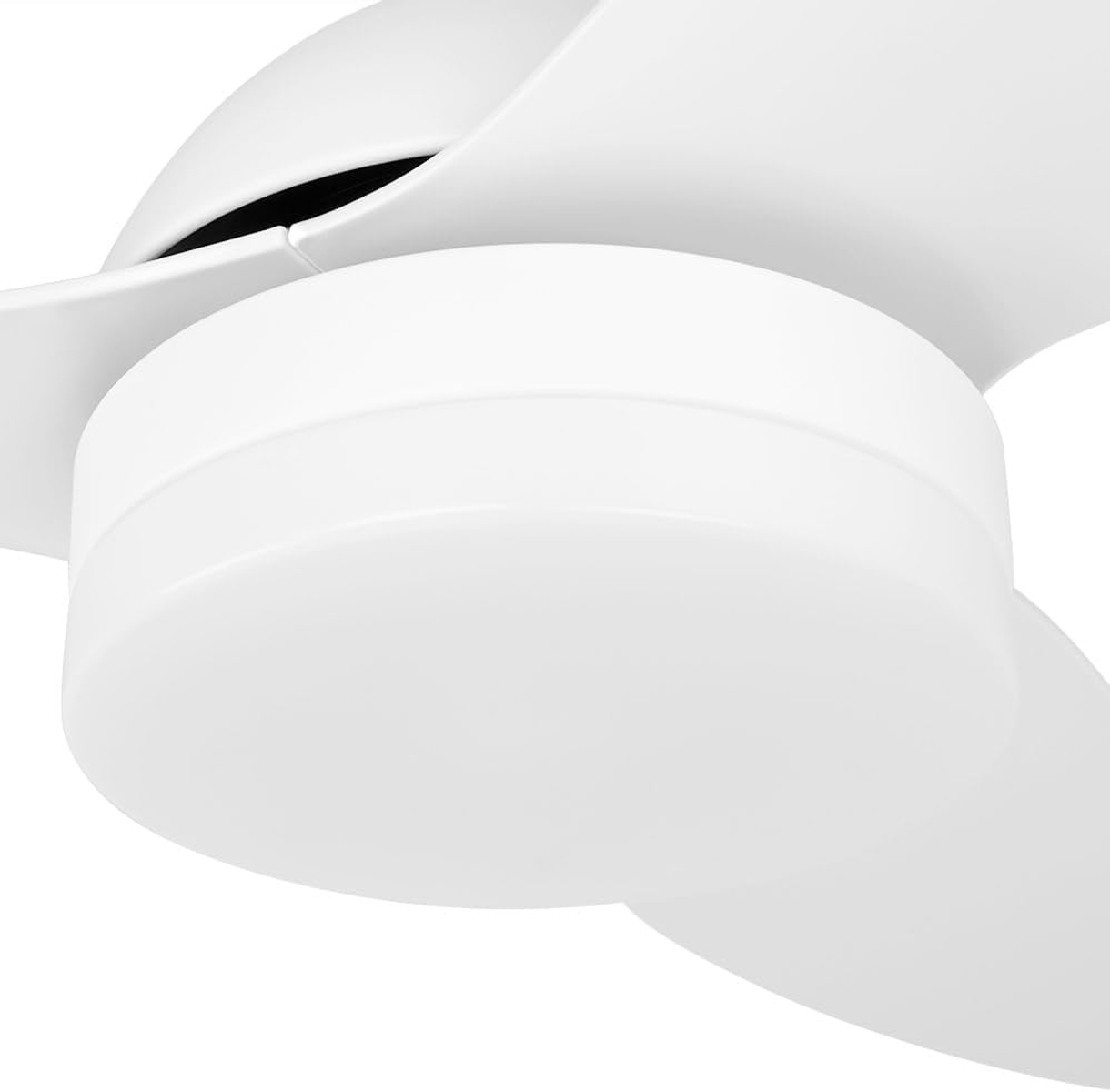 Primo piano di un ventilatore da soffitto bianco a tre pale.