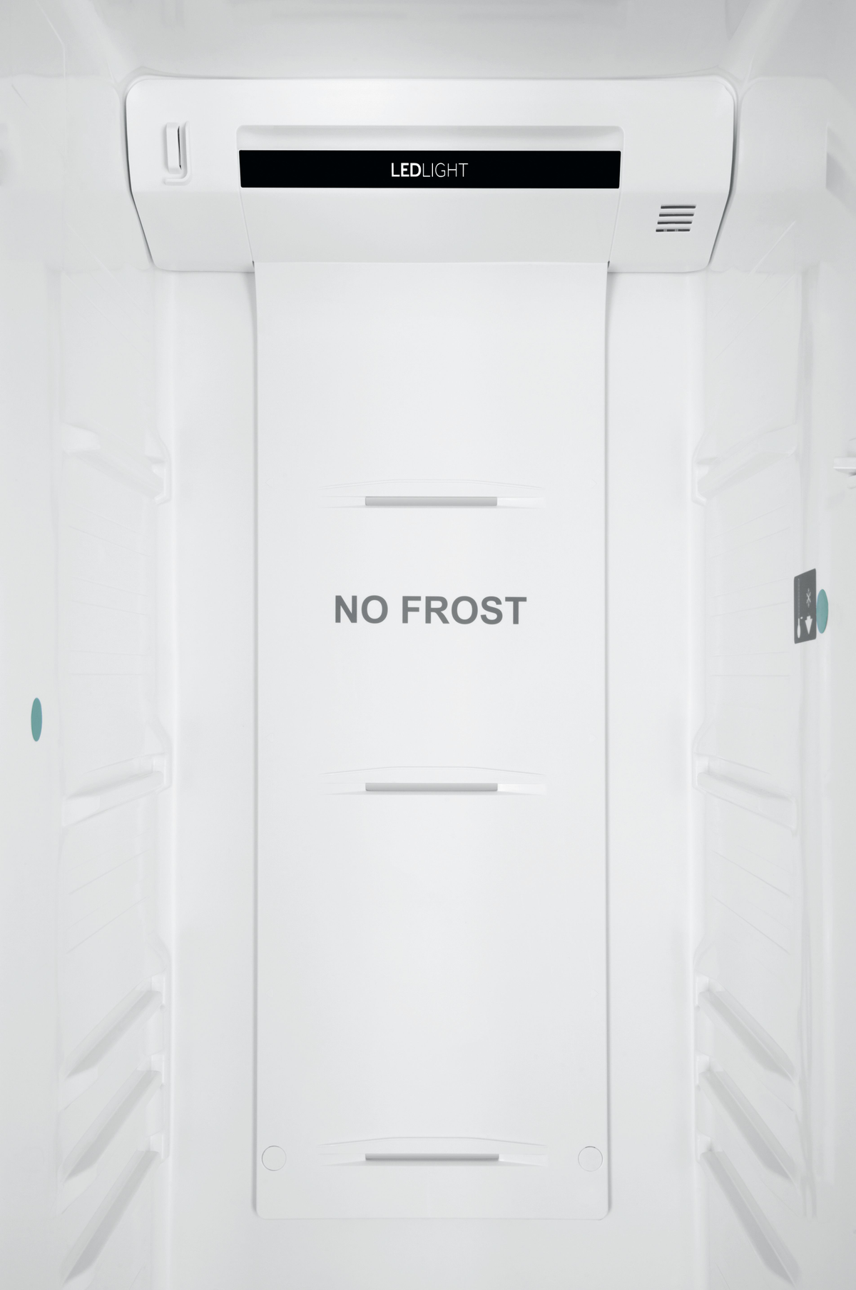 Interno di un frigorifero bianco con ripiani e le parole NO FROST su un pannello posteriore.