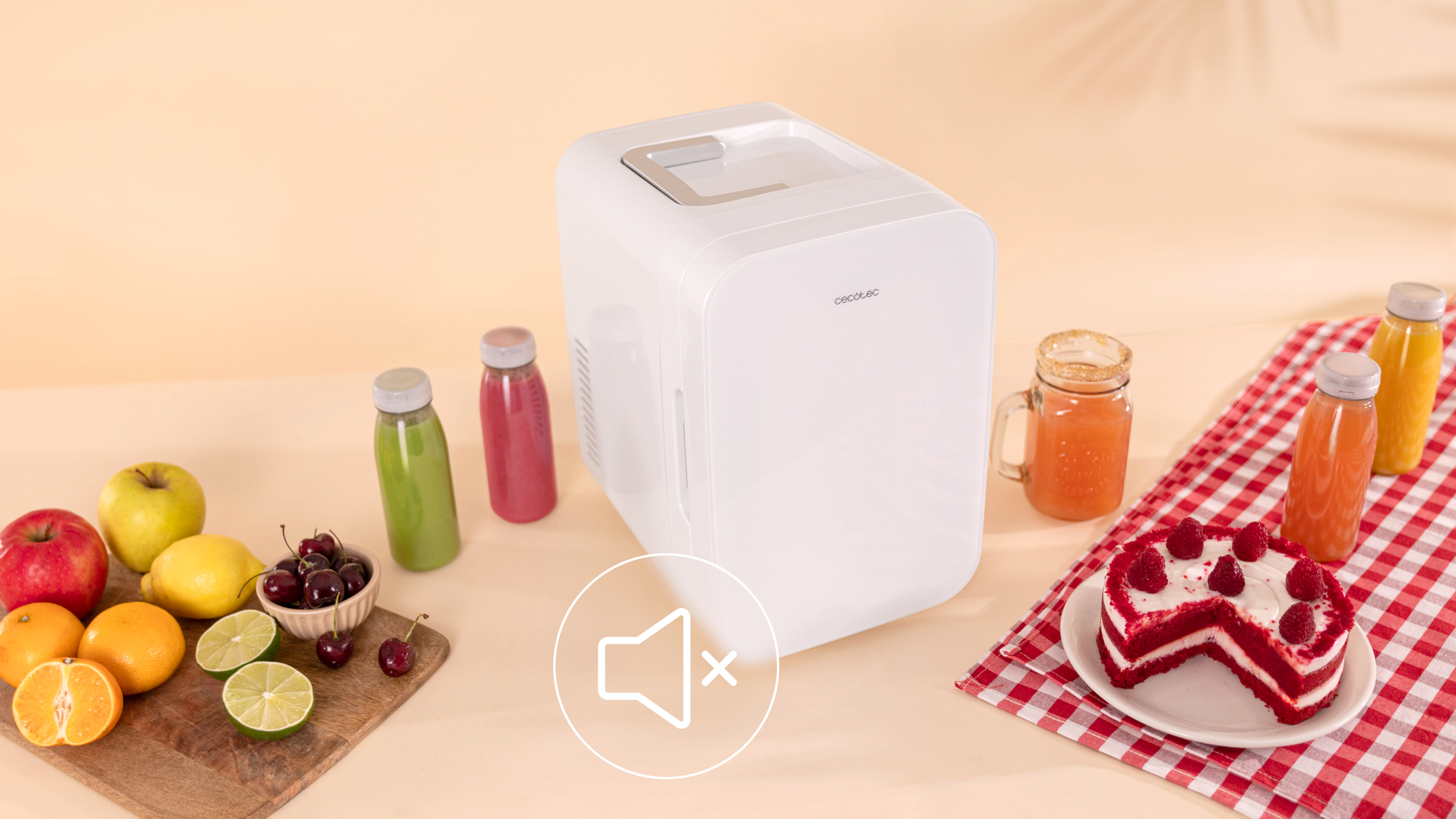 Una mini-nevera blanca con comida y bebidas en una mesa, con símbolo de silencio.