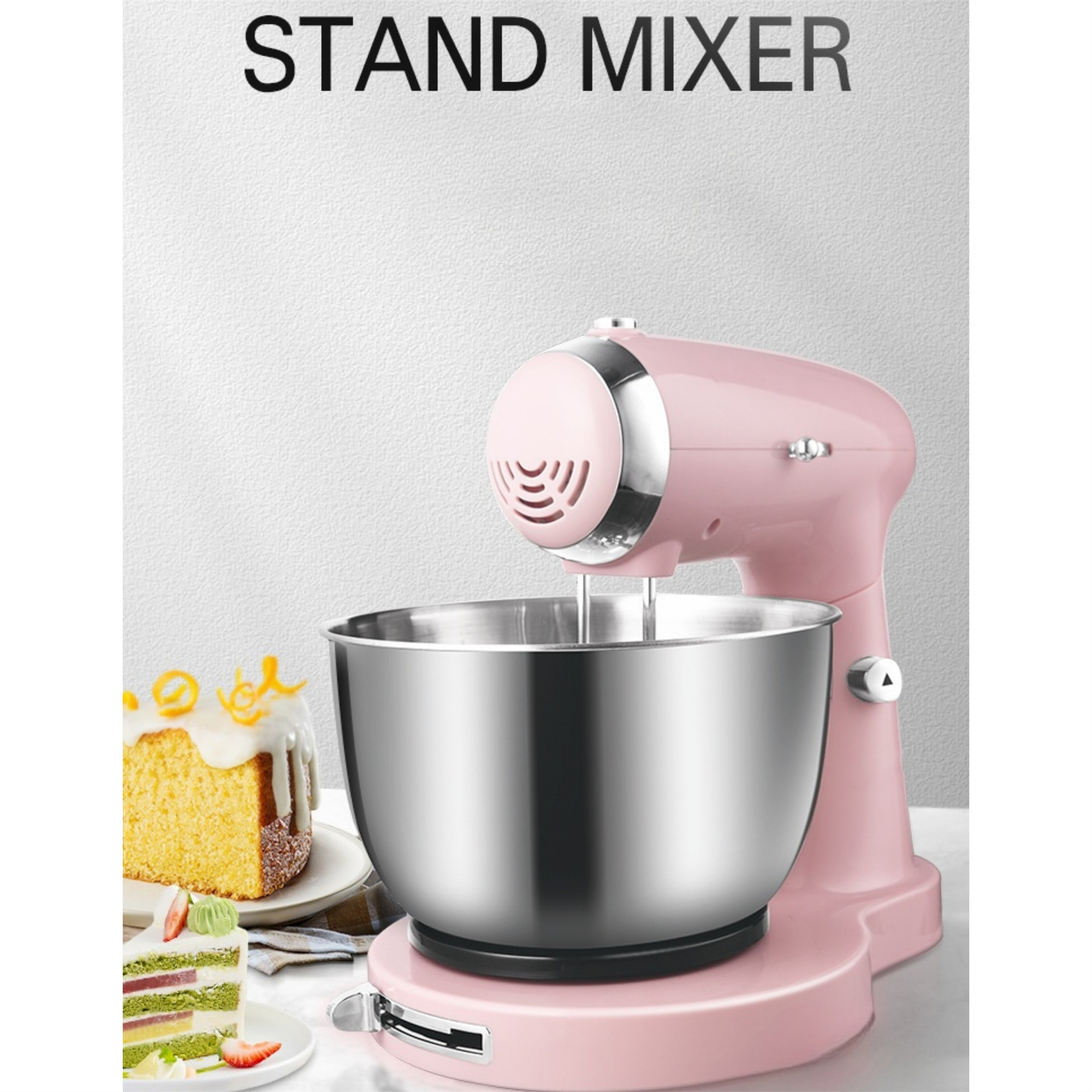 Rosa Küchenmaschine mit silberner Schüssel, Kuchen und Dessert sind daneben.