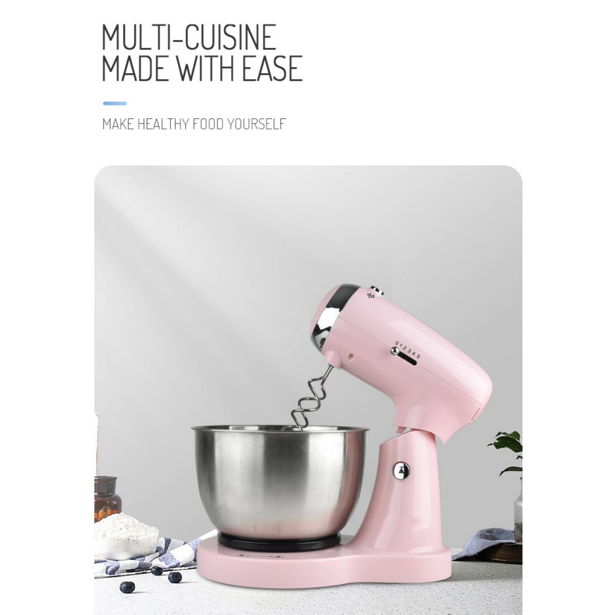 Rosa Küchenmaschine mit Edelstahlschüssel, auf weißer Oberfläche.