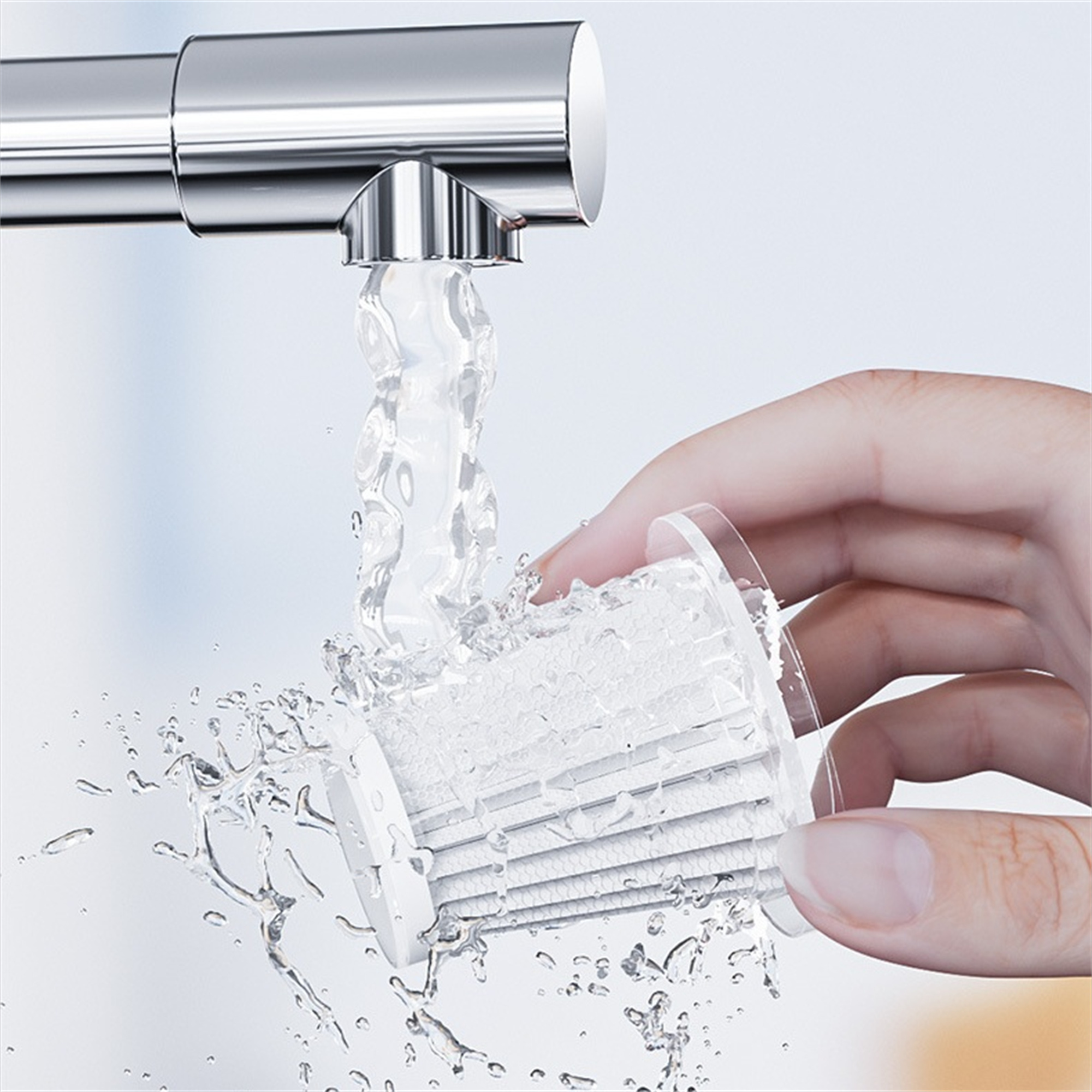 Eine Hand hält einen Filter unter einem Wasserhahn, aus dem Wasser fließt und Spritzer erzeugt.