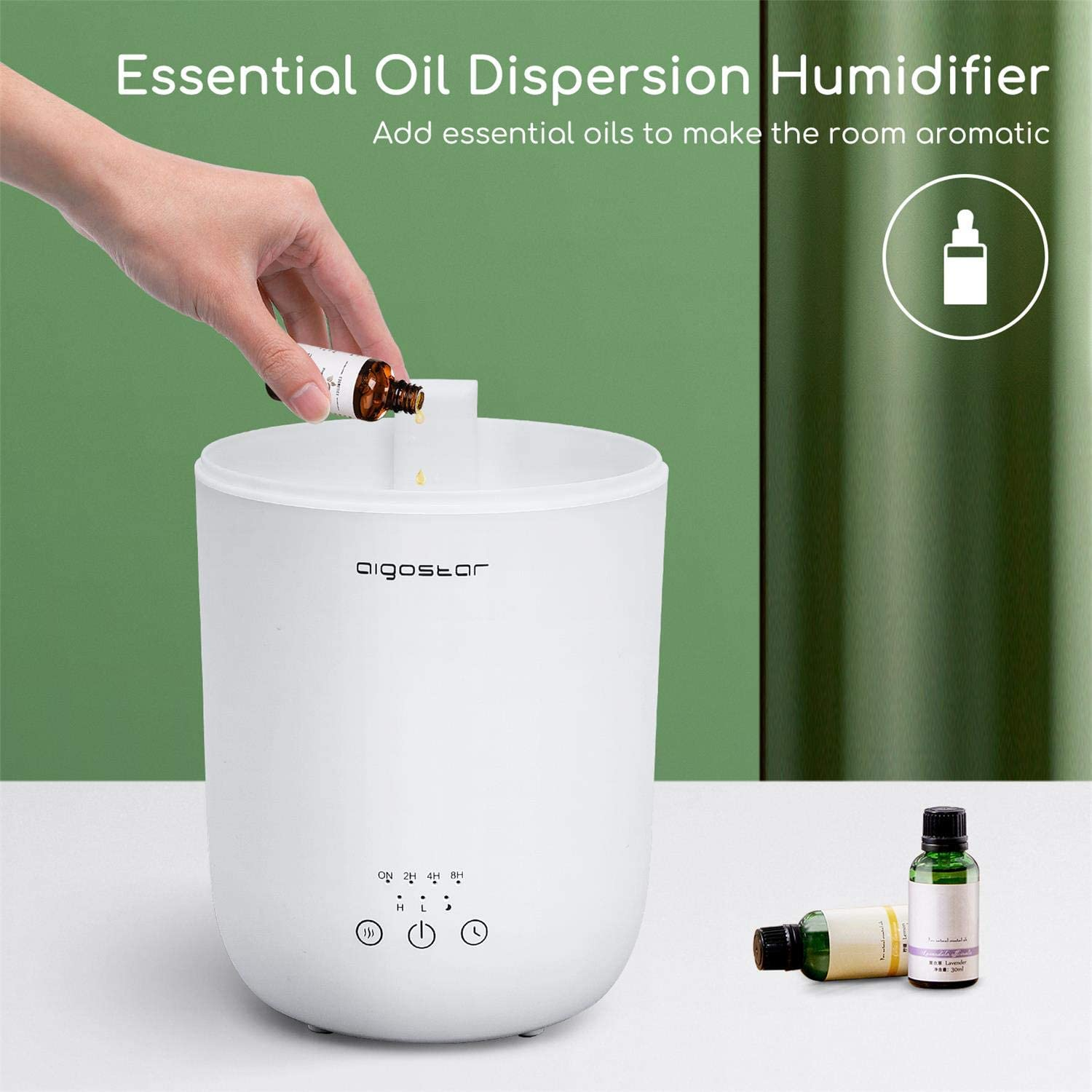 Una mano versa olio essenziale in un umidificatore di dispersione di oli essenziali bianco.