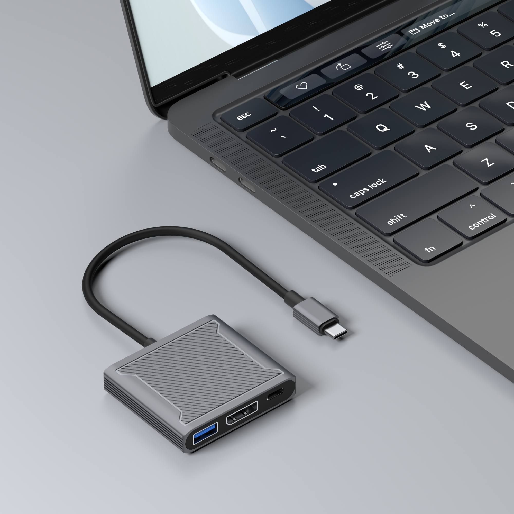 Ordinateur portable avec un hub USB-C gris connecté, ports visibles. Le hub est gris, l'ordinateur est ouvert.