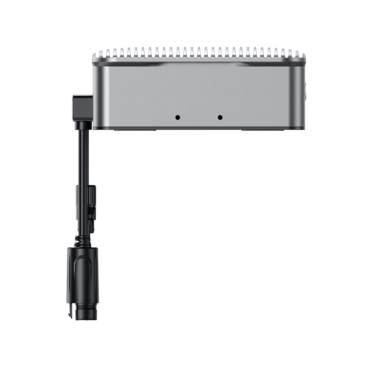 Ein silbernes rechteckiges Gerät mit schwarzem Kabel und Stecker. Es hat kleine Löcher auf der Oberseite.