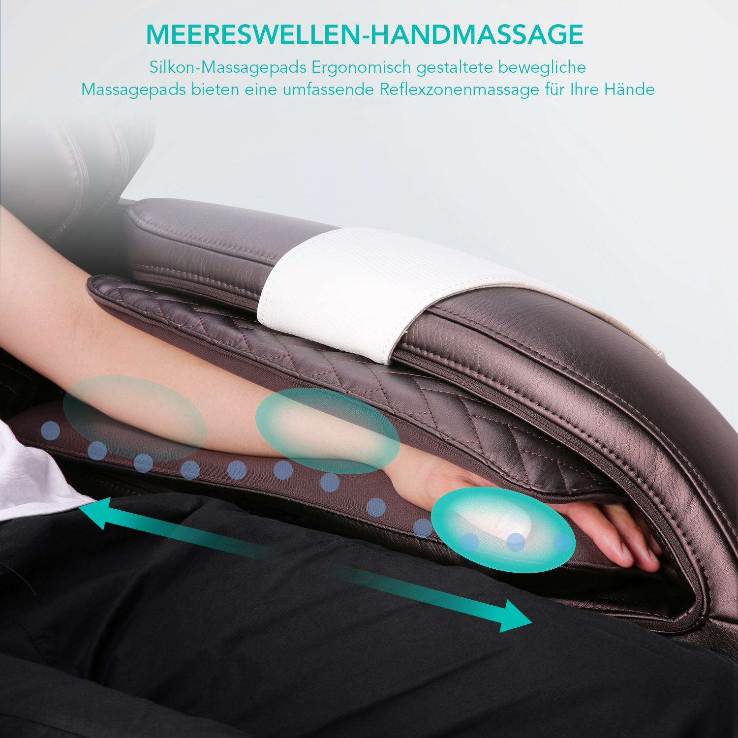 Massagesessel in Gebrauch, Arm einer Person ruht. Der Stuhl ist braun und hat blaue Lichter.