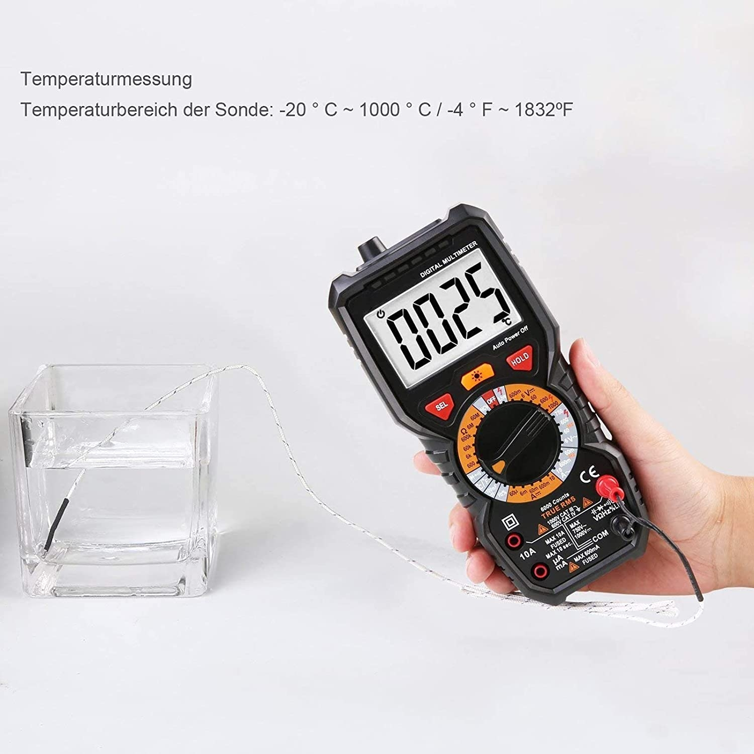 Digitales Multimeter mit Sonde in Wasser. Hand hält Gerät. Weißer Hintergrund.