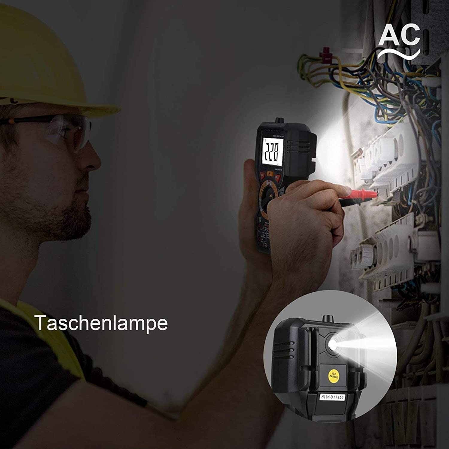 Ein Elektriker verwendet ein Multimeter mit einer Taschenlampe in einem Sicherungskasten, mit dem Text 'Taschenlampe'.
