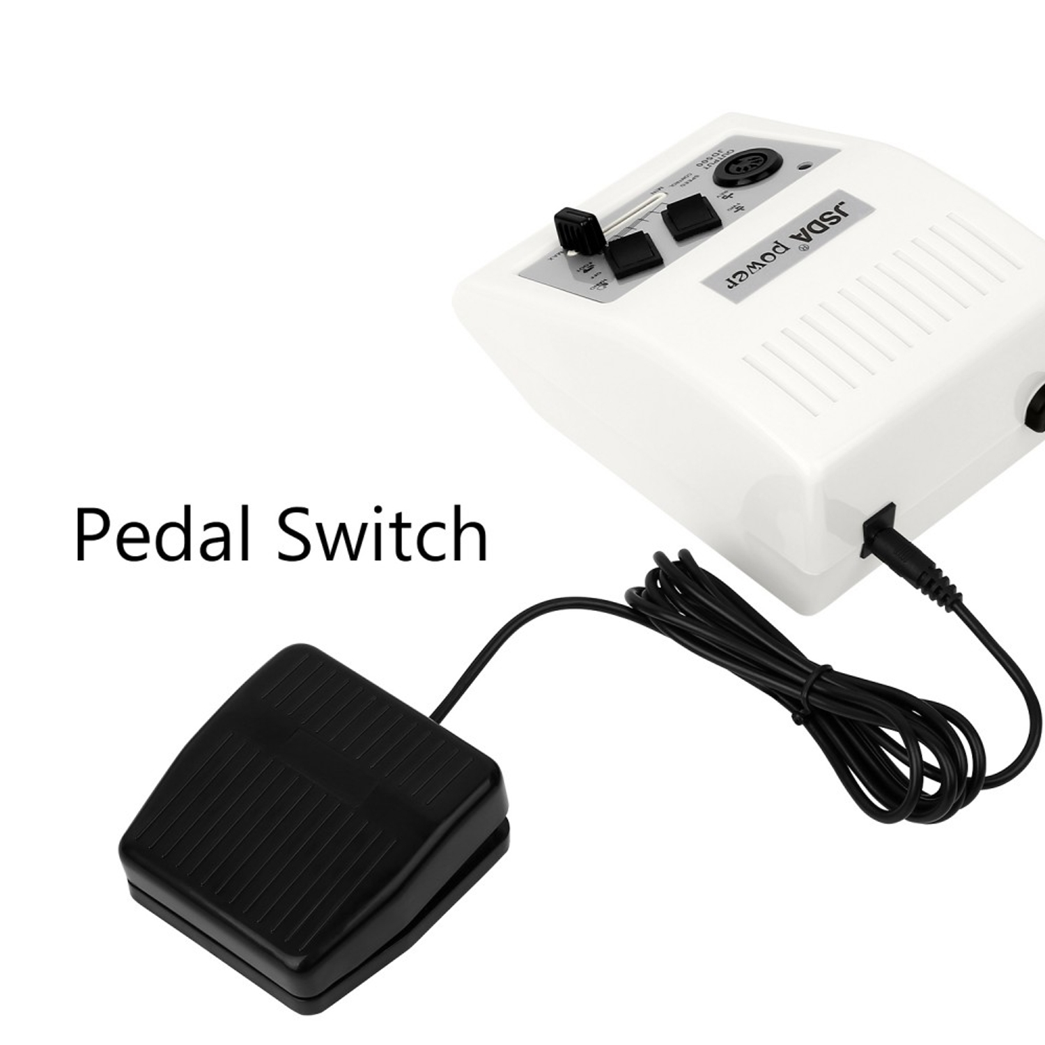 Ein schwarzes Fußpedal, das mit einer weißen Nagelfräsmaschine verbunden ist, vor weißem Hintergrund.