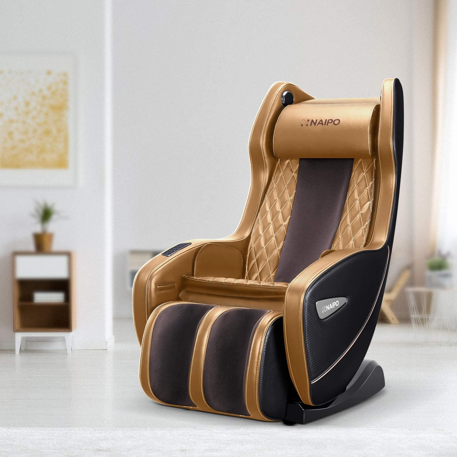 Ein Massagestuhl in einem Raum. Der Stuhl ist gold und schwarz mit einer braunen Mitte. Der Hintergrund ist weiß.