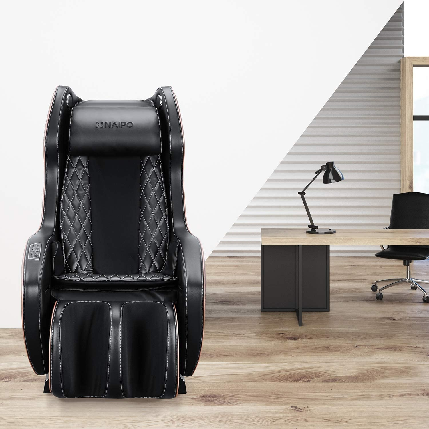Schwarzer Massagesessel mit weißen Nähten, neben einem Schreibtisch mit Lampe und Stuhl platziert.