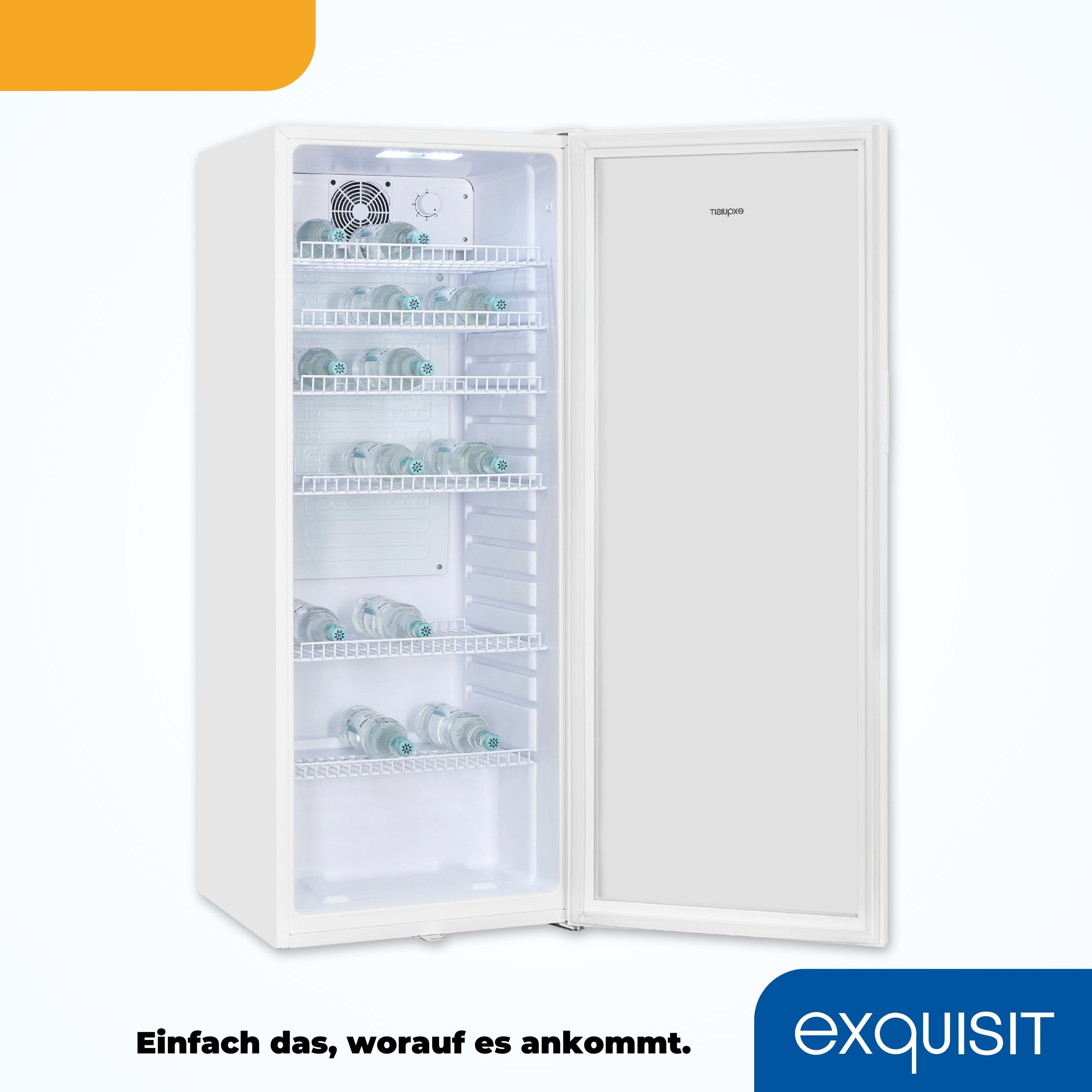 Ein weißer Kühlschrank mit offener Tür, in dem Wasserflaschen zu sehen sind.