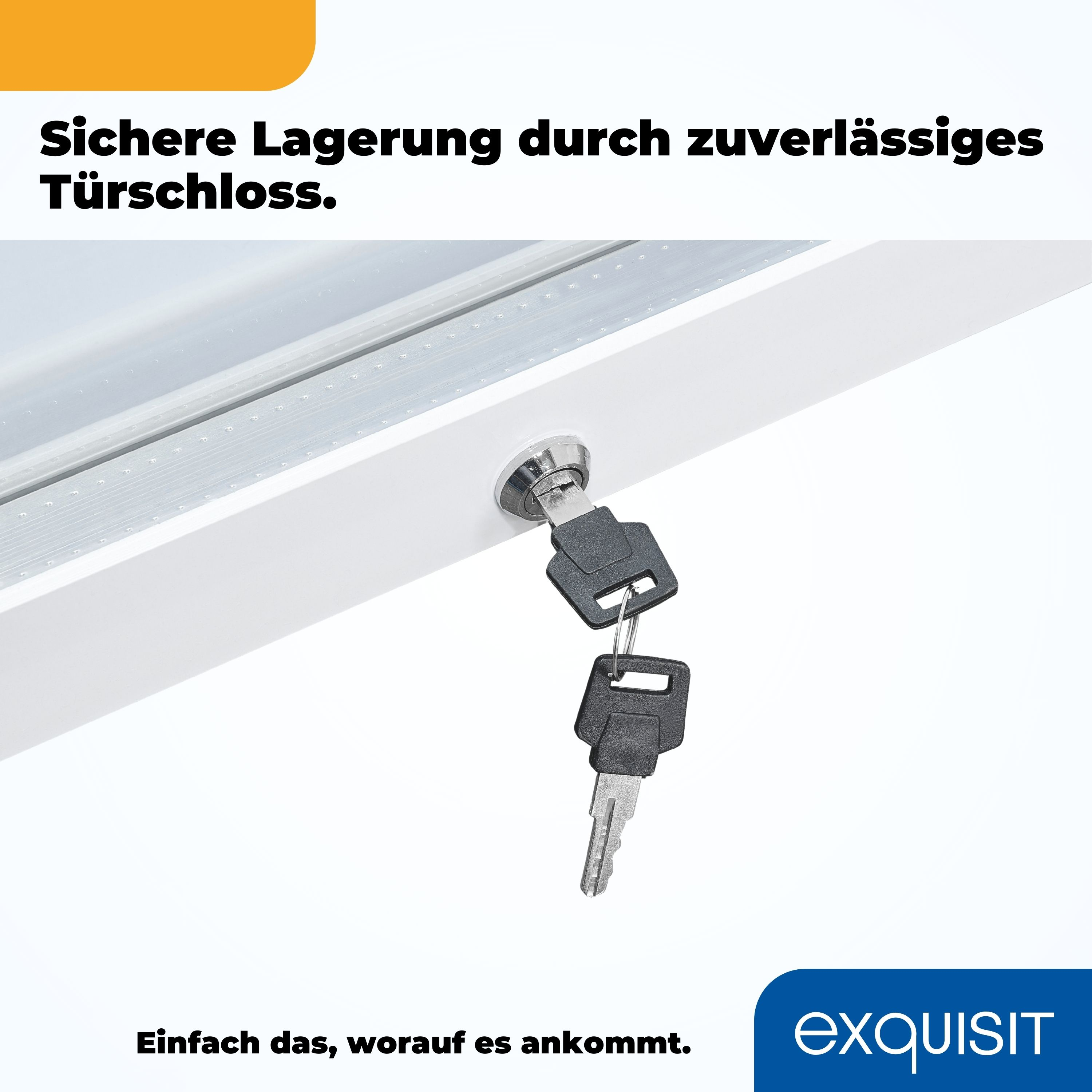 Weißer Schrank mit Schlüsseln im Schloss. Text: Sichere Aufbewahrung durch zuverlässiges Türschloss.