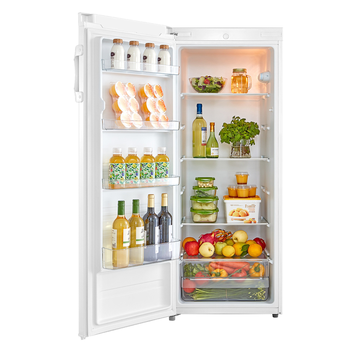 Weißer Kühlschrank offen, gefüllt mit Essen: Getränke, Obst, Gemüse. Gut organisierte Regale.