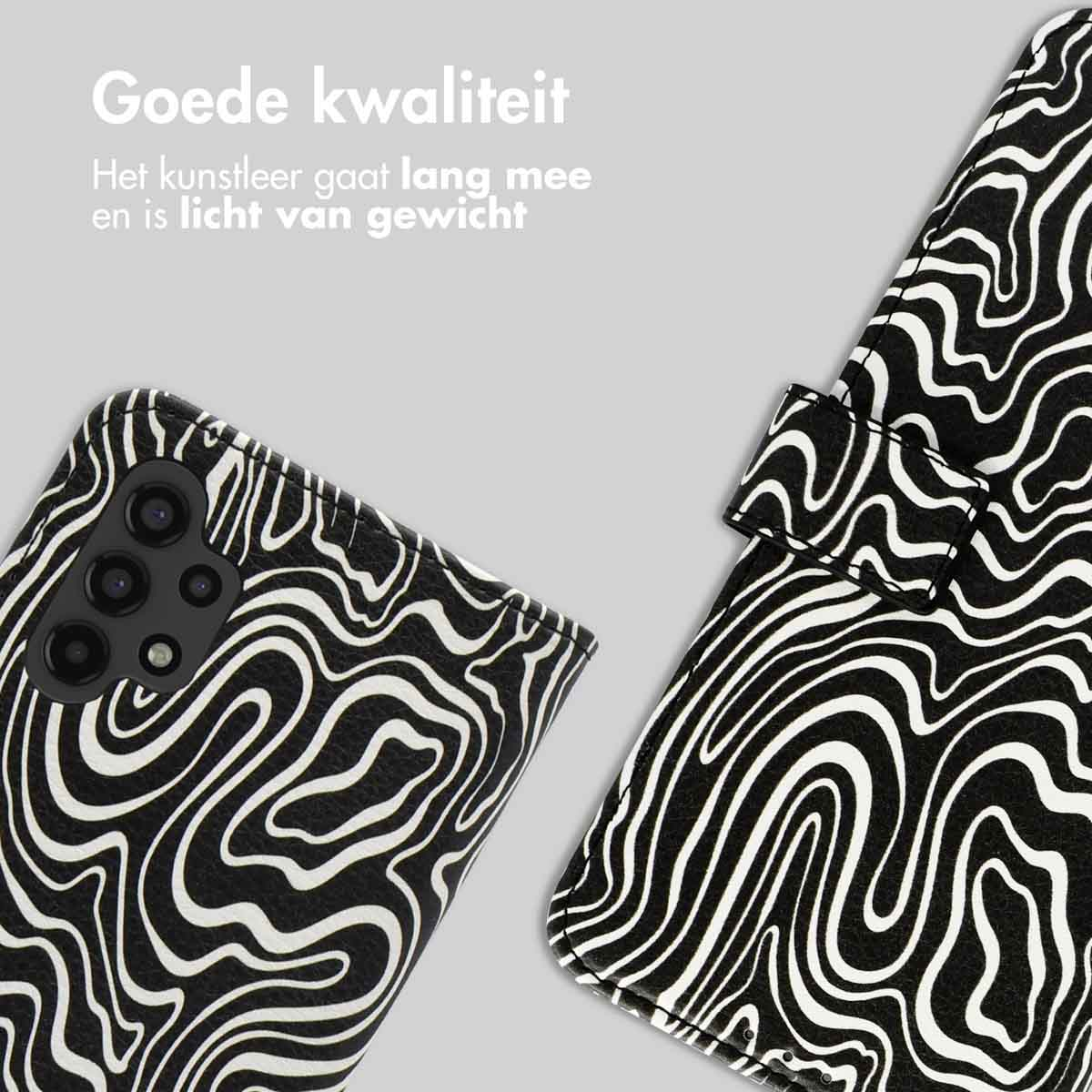 Coque de téléphone à motifs noir et blanc. Le motif présente des lignes ondulées. La coque est ouverte.
